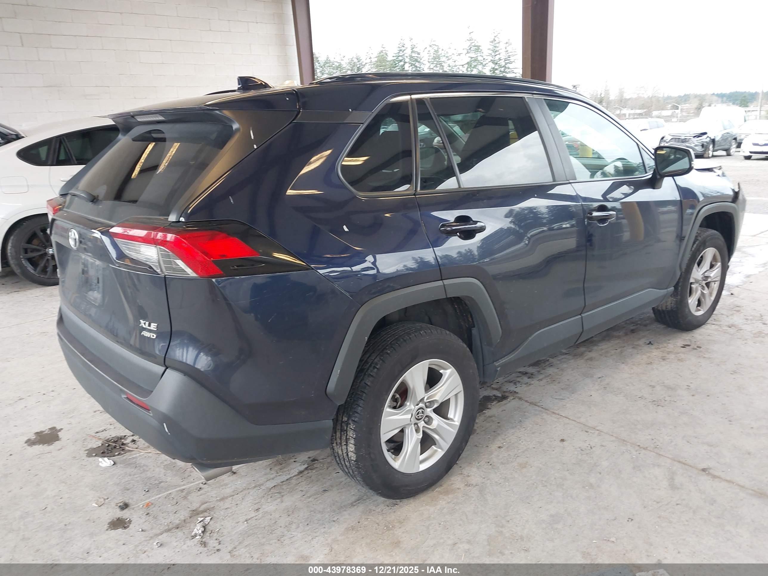 TOYOTA RAV4 image 4