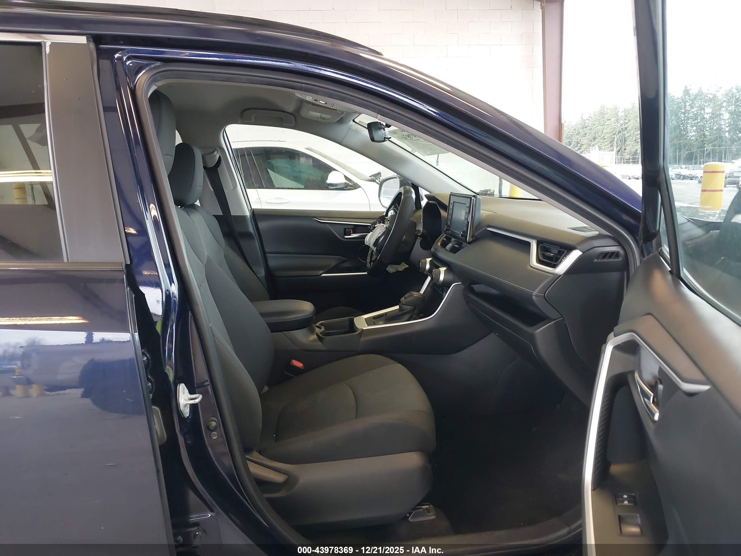 TOYOTA RAV4 image 5