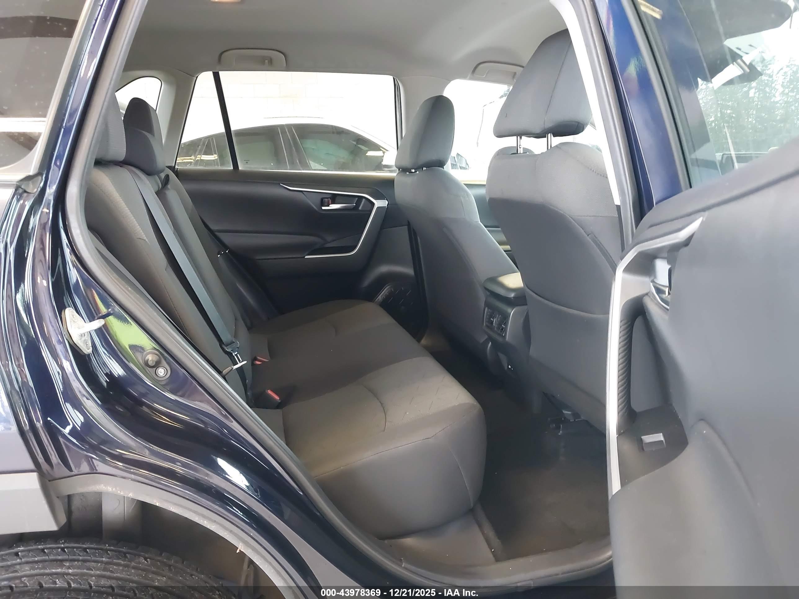 TOYOTA RAV4 image 8
