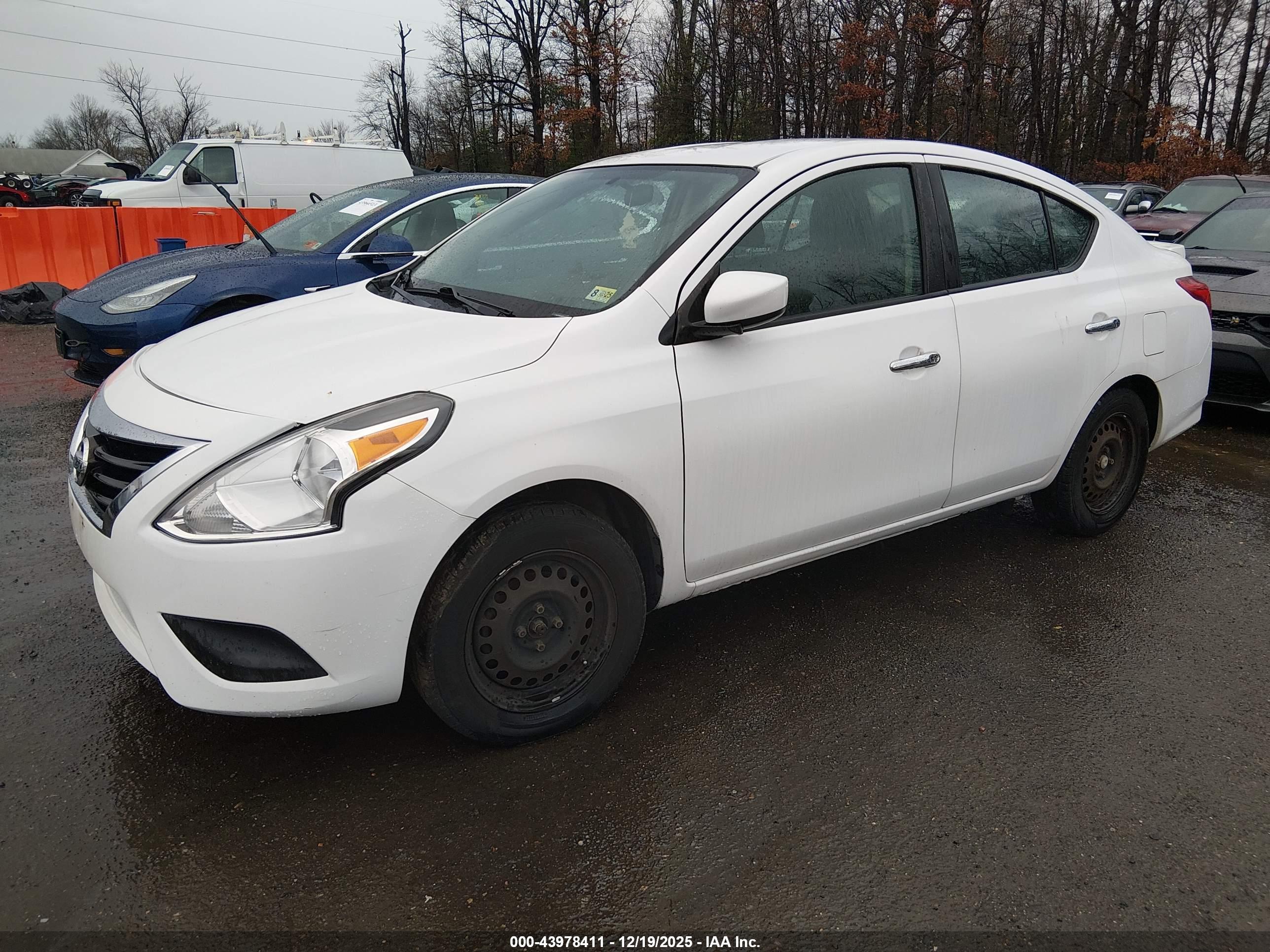 NISSAN VERSA image 2