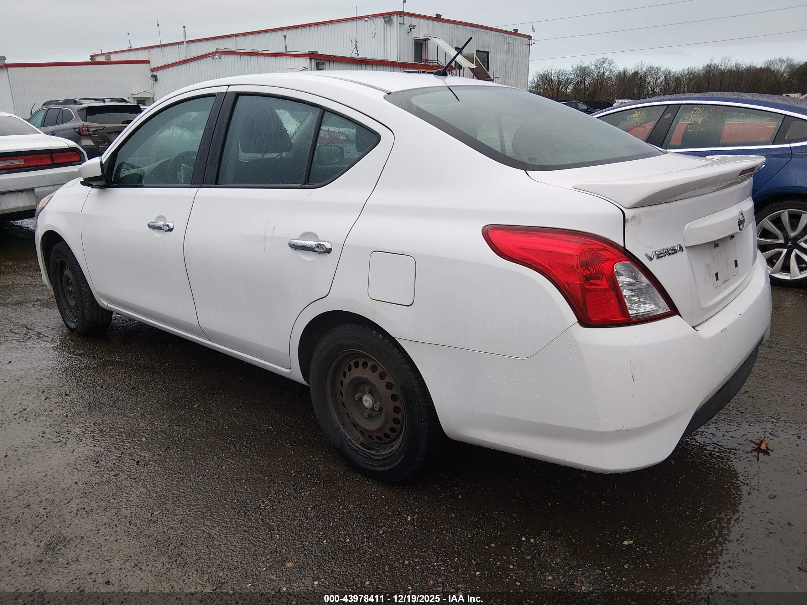 NISSAN VERSA image 3