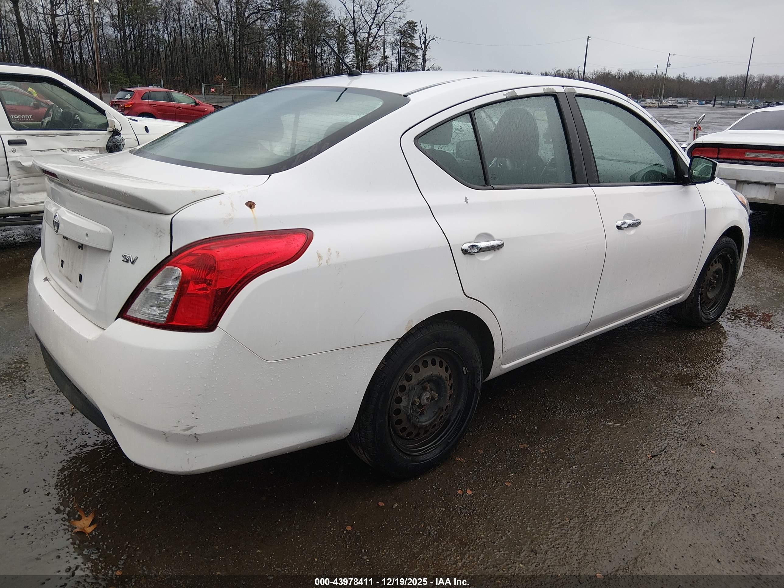 NISSAN VERSA image 4