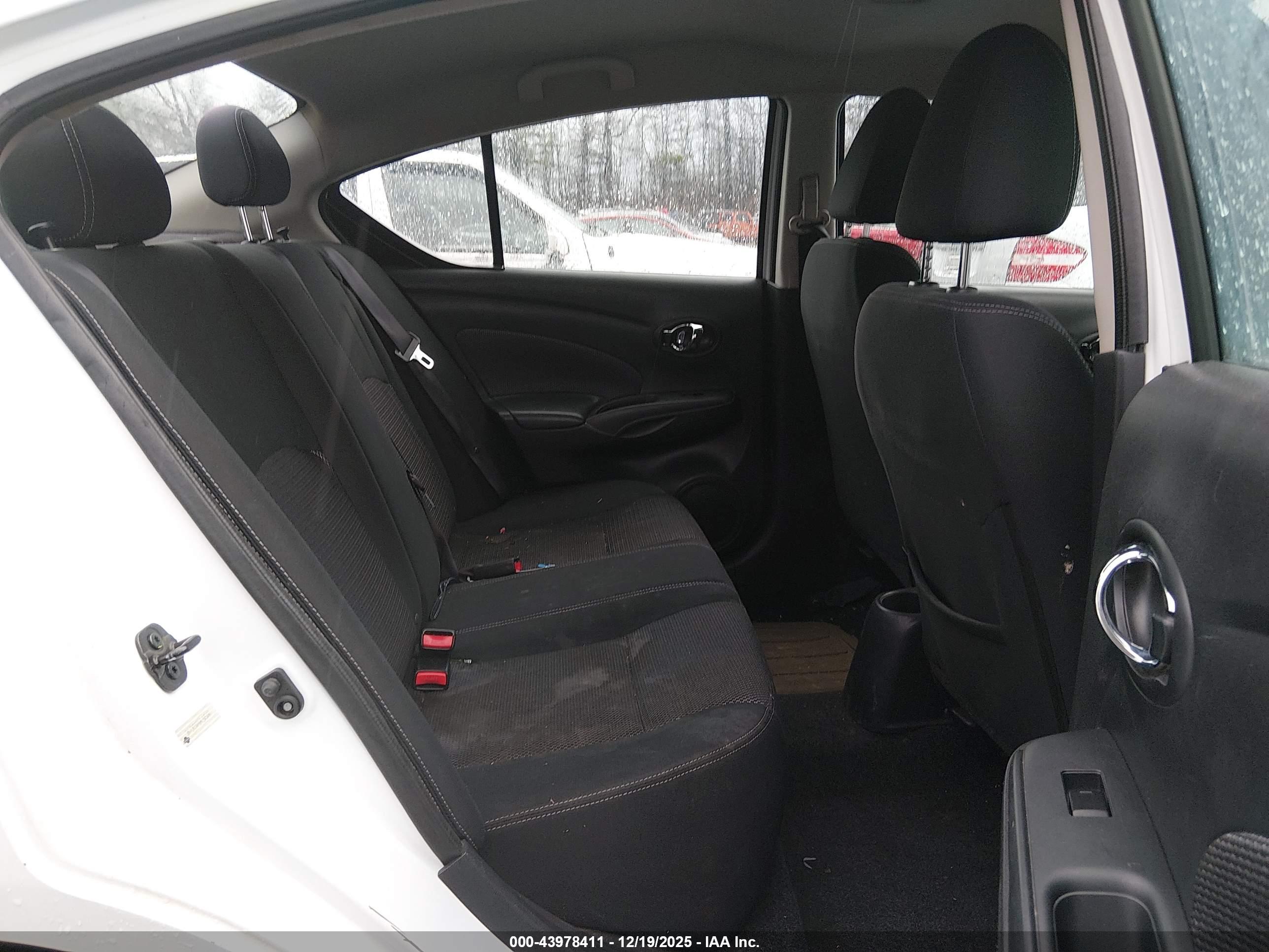 NISSAN VERSA image 8