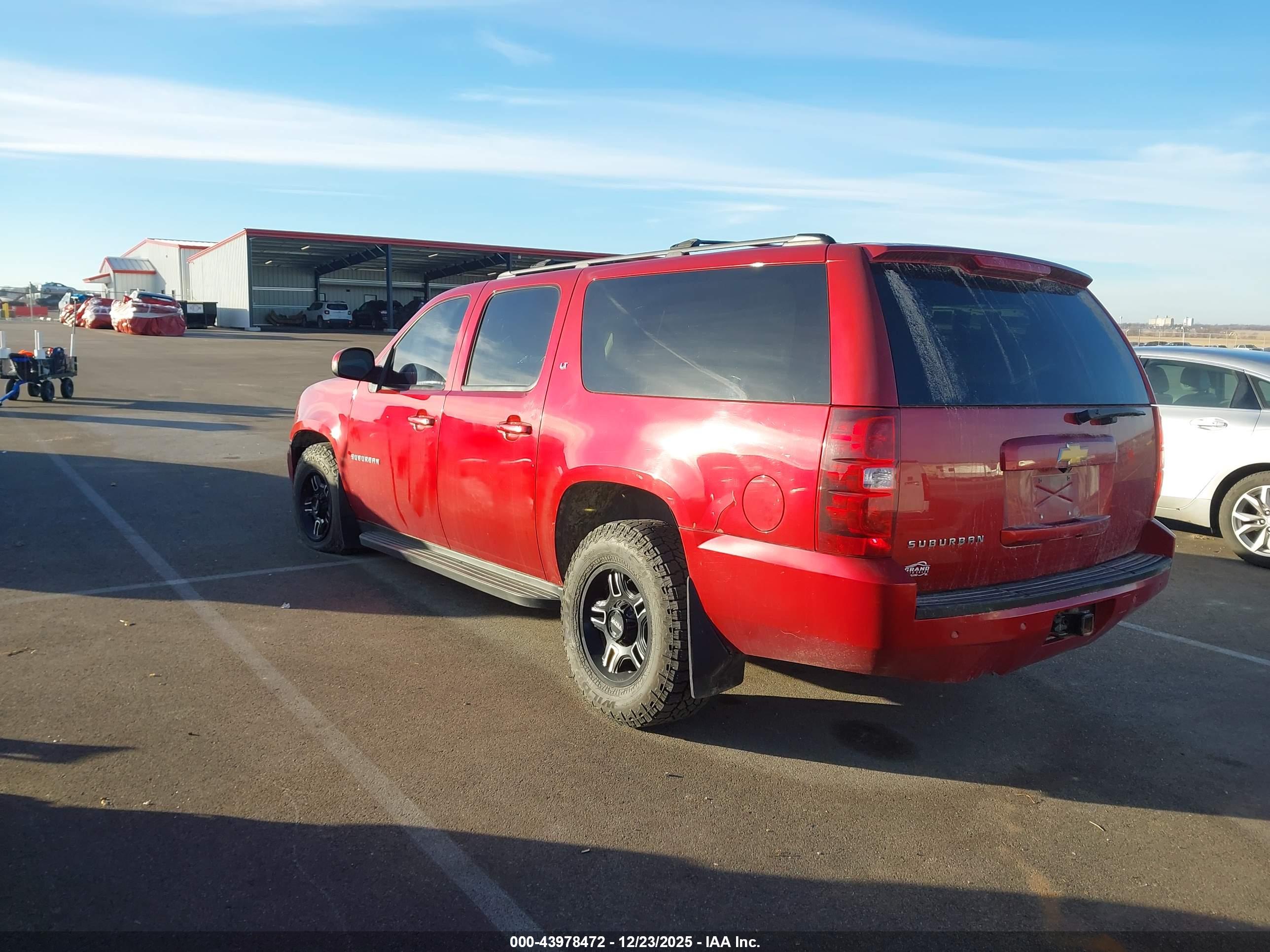CHEVROLET SUBURBAN image 3
