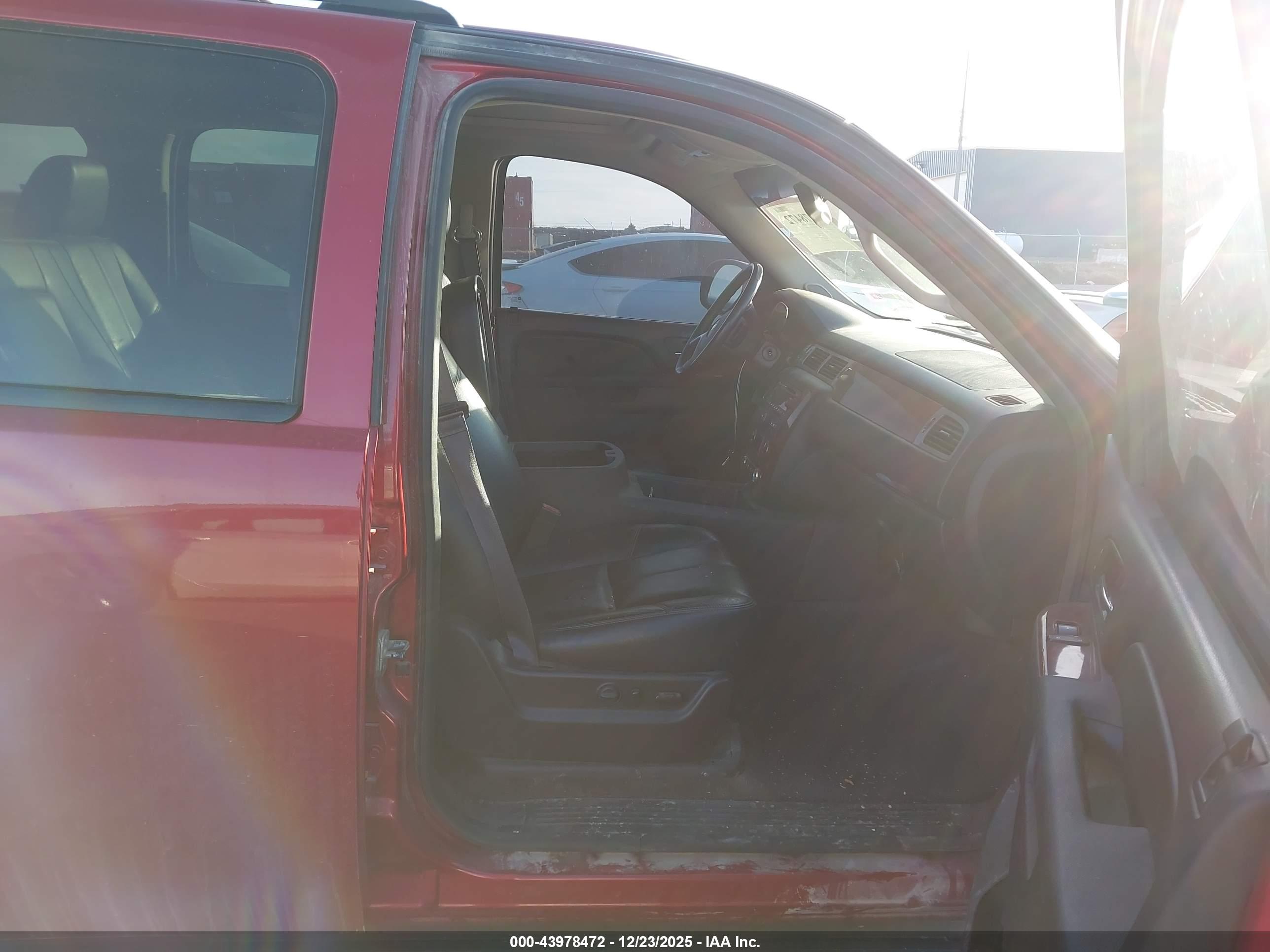 CHEVROLET SUBURBAN image 5