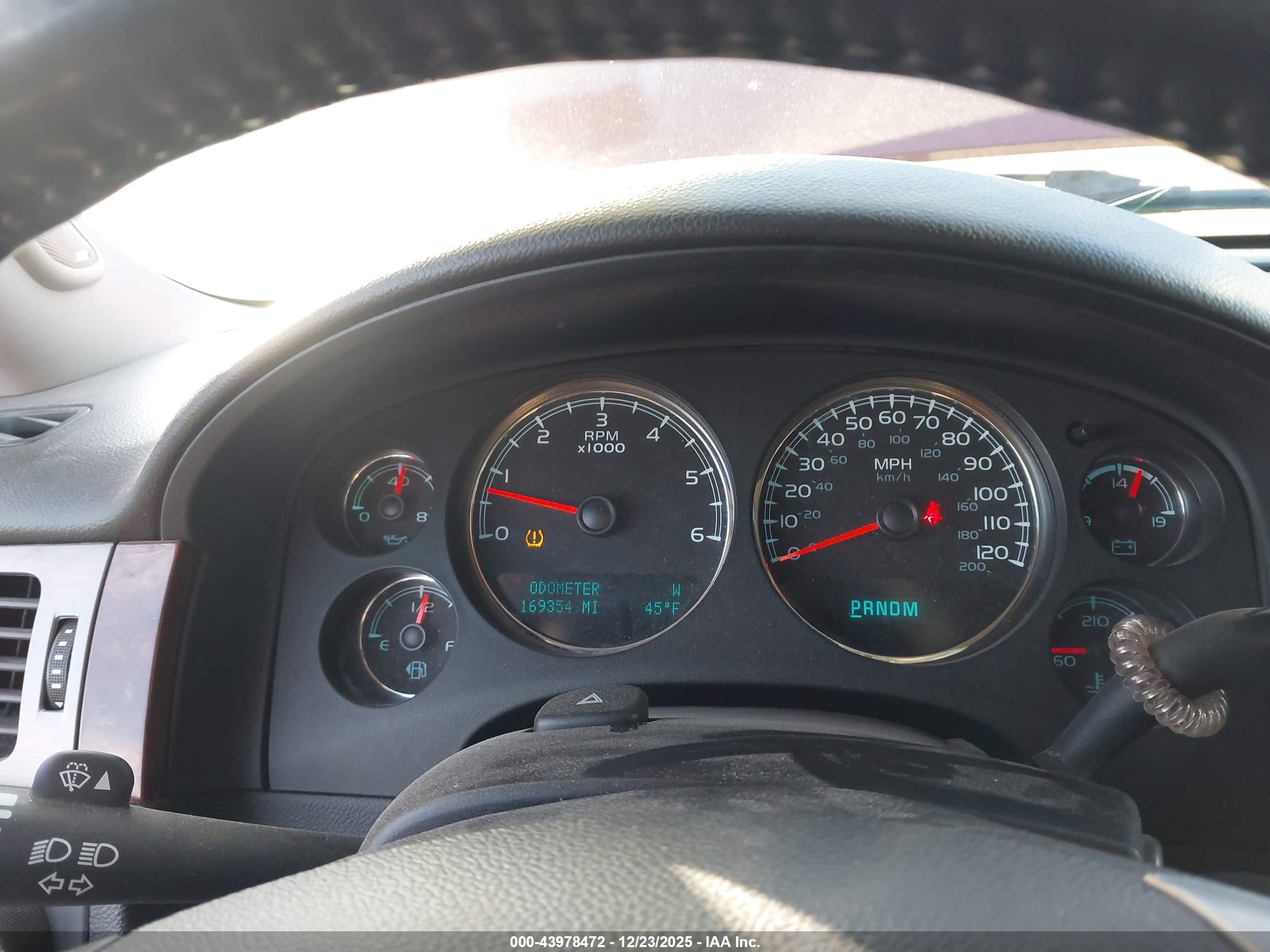CHEVROLET SUBURBAN image 7