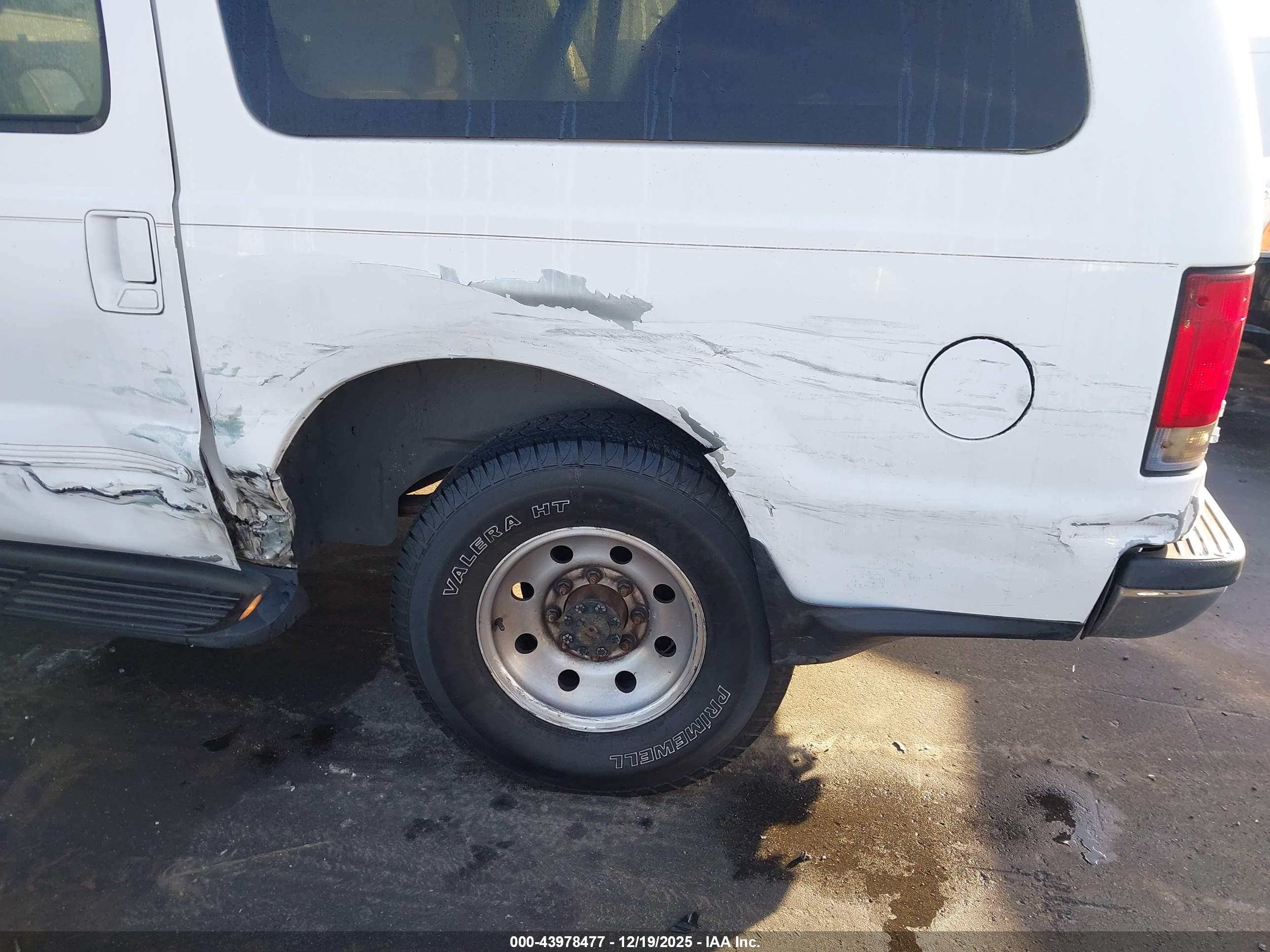 FORD EXCURSION image 6