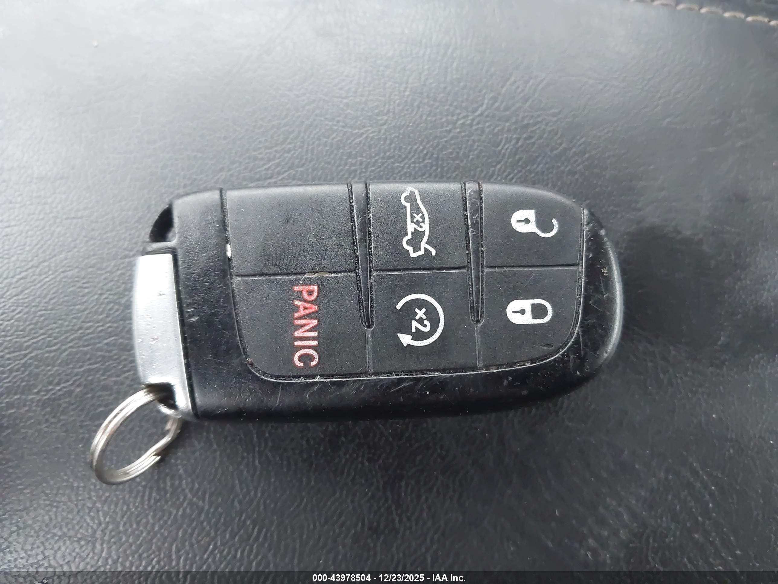 CHRYSLER 200 image 11
