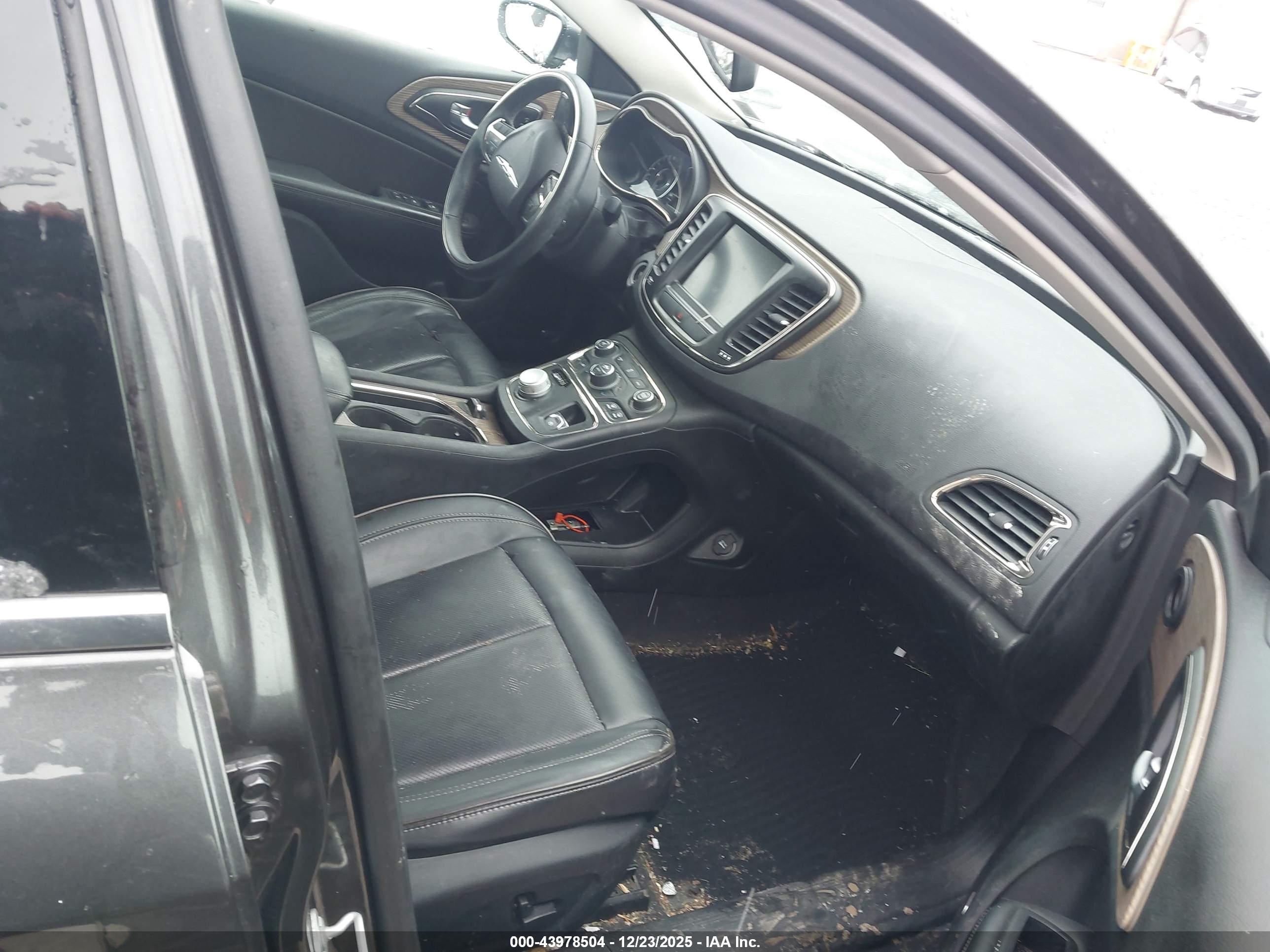 CHRYSLER 200 image 5