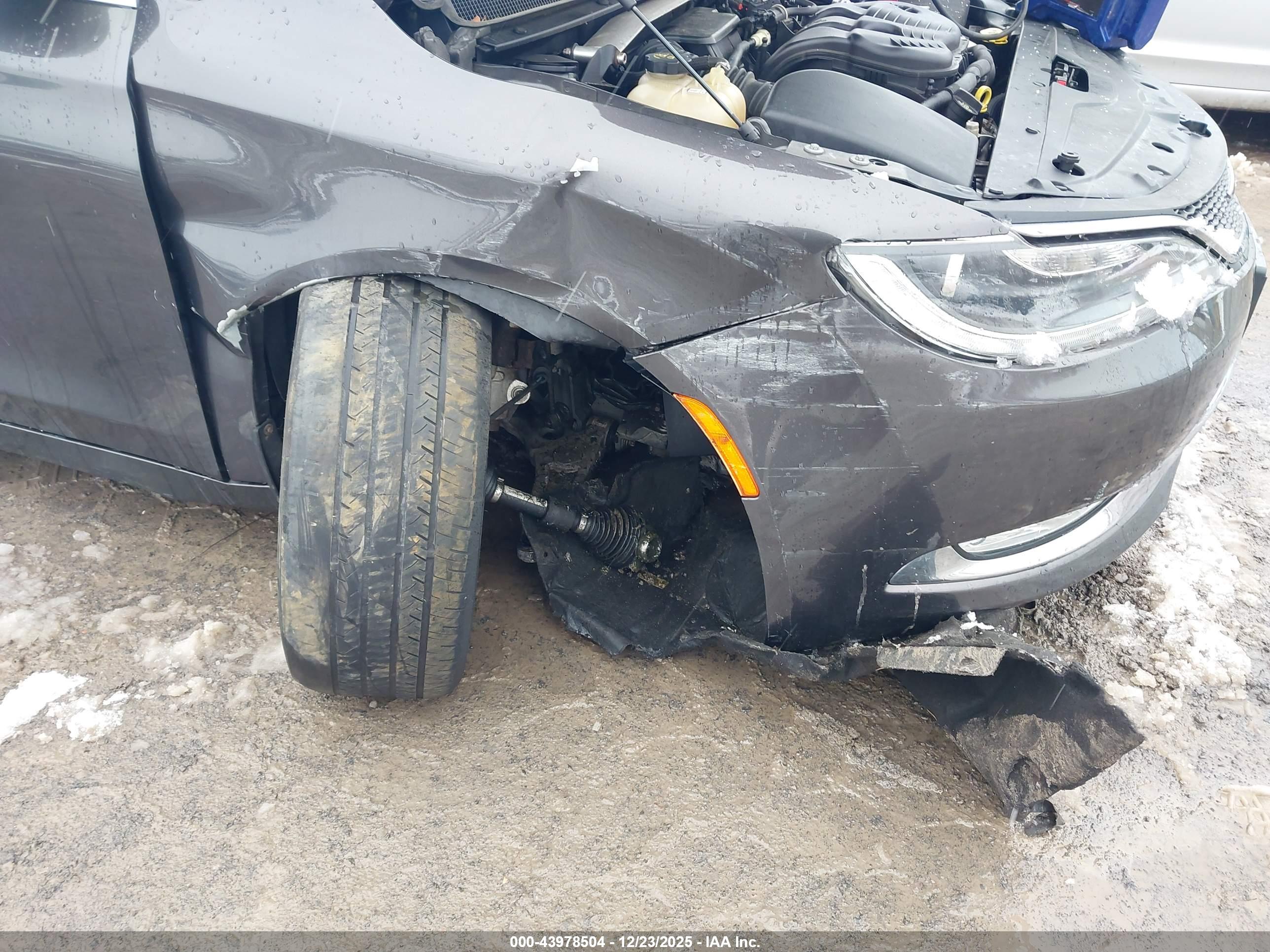 CHRYSLER 200 image 6