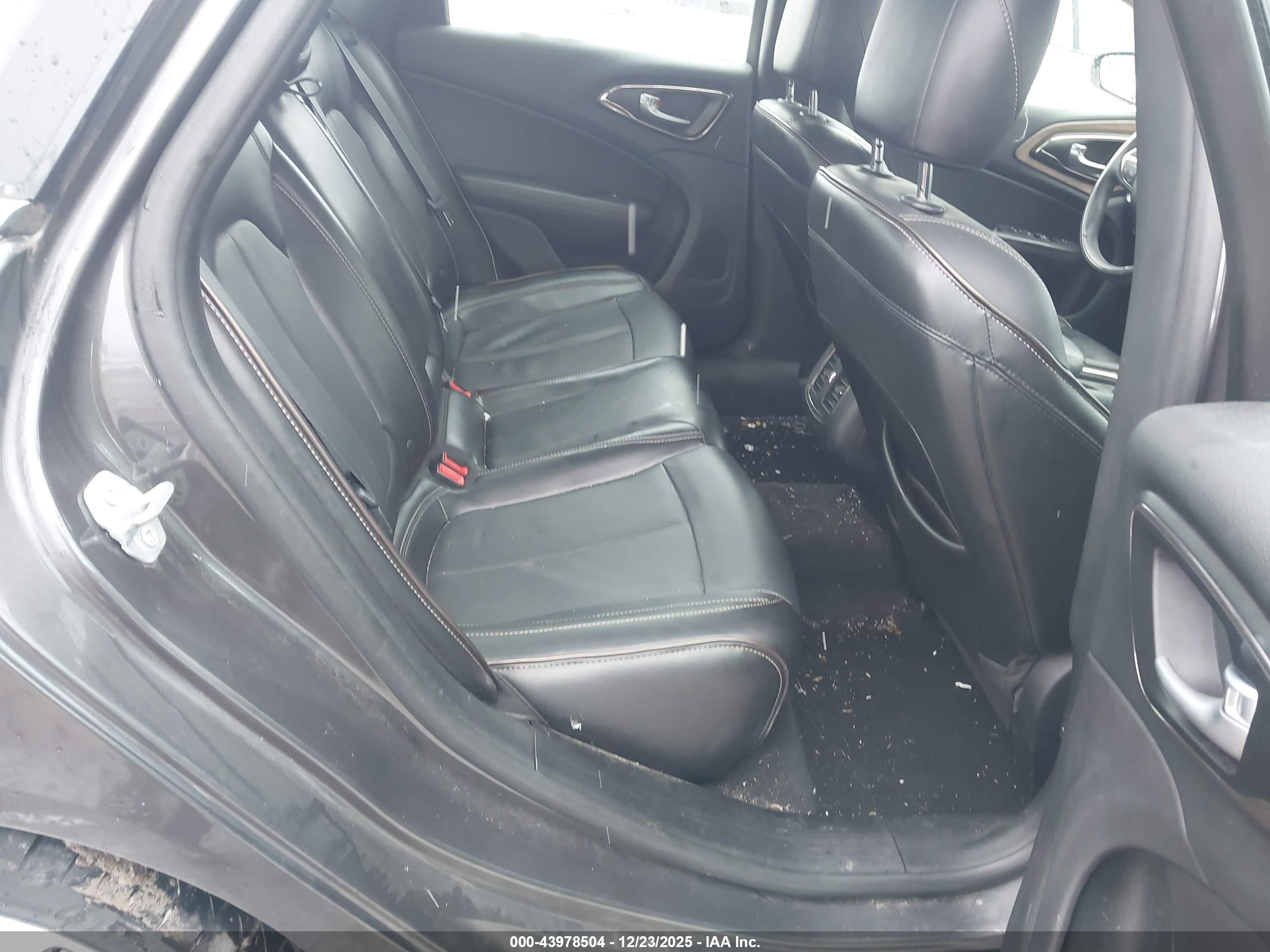 CHRYSLER 200 image 8