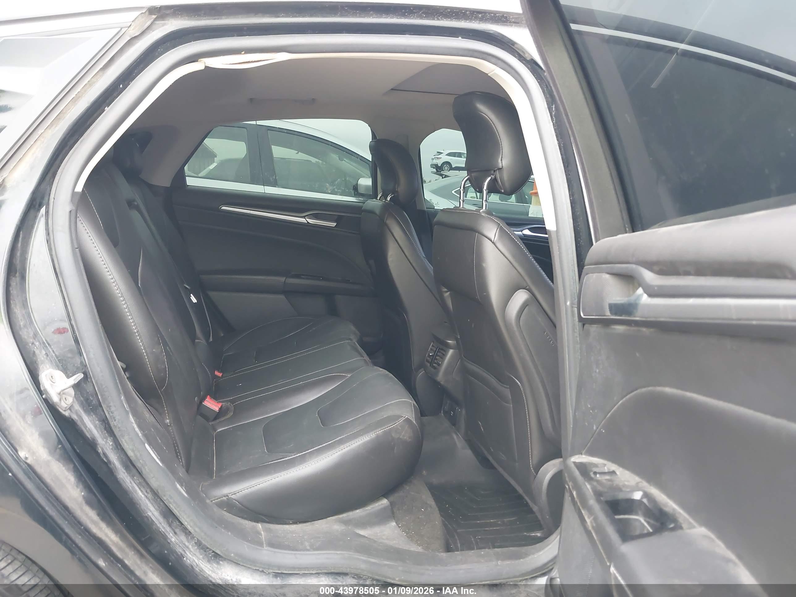 FORD FUSION image 8