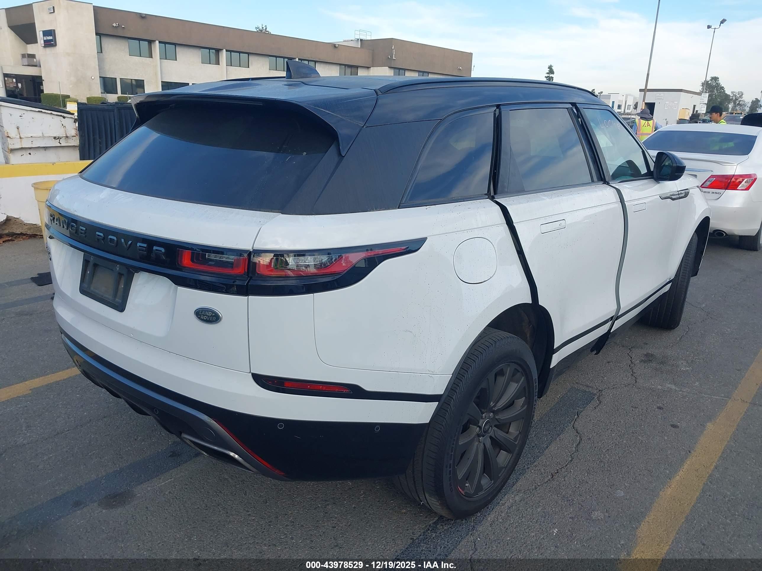 LAND ROVER image 4