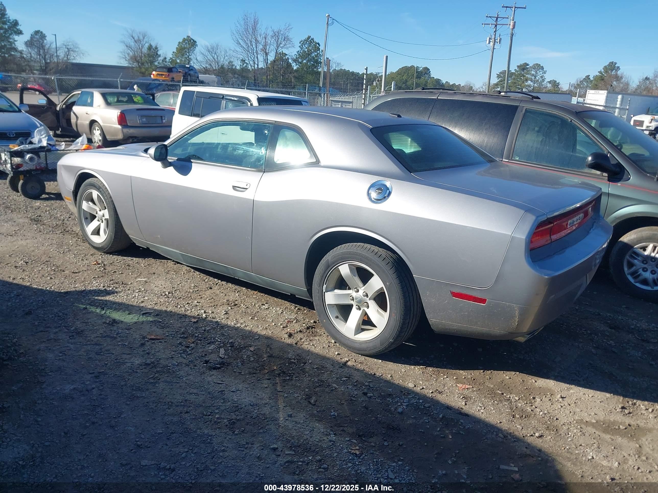 DODGE CHALLENGER image 3