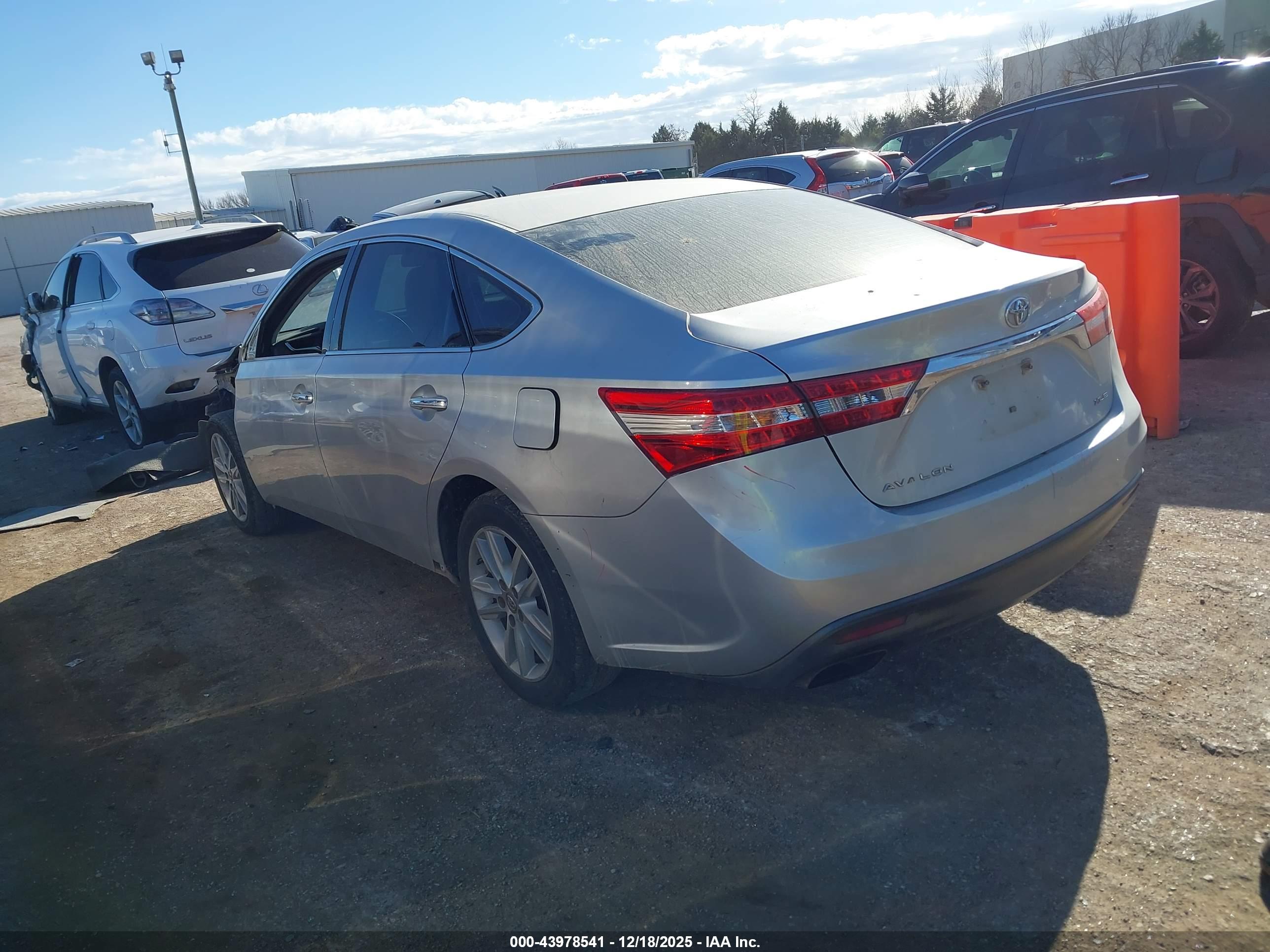TOYOTA AVALON image 3