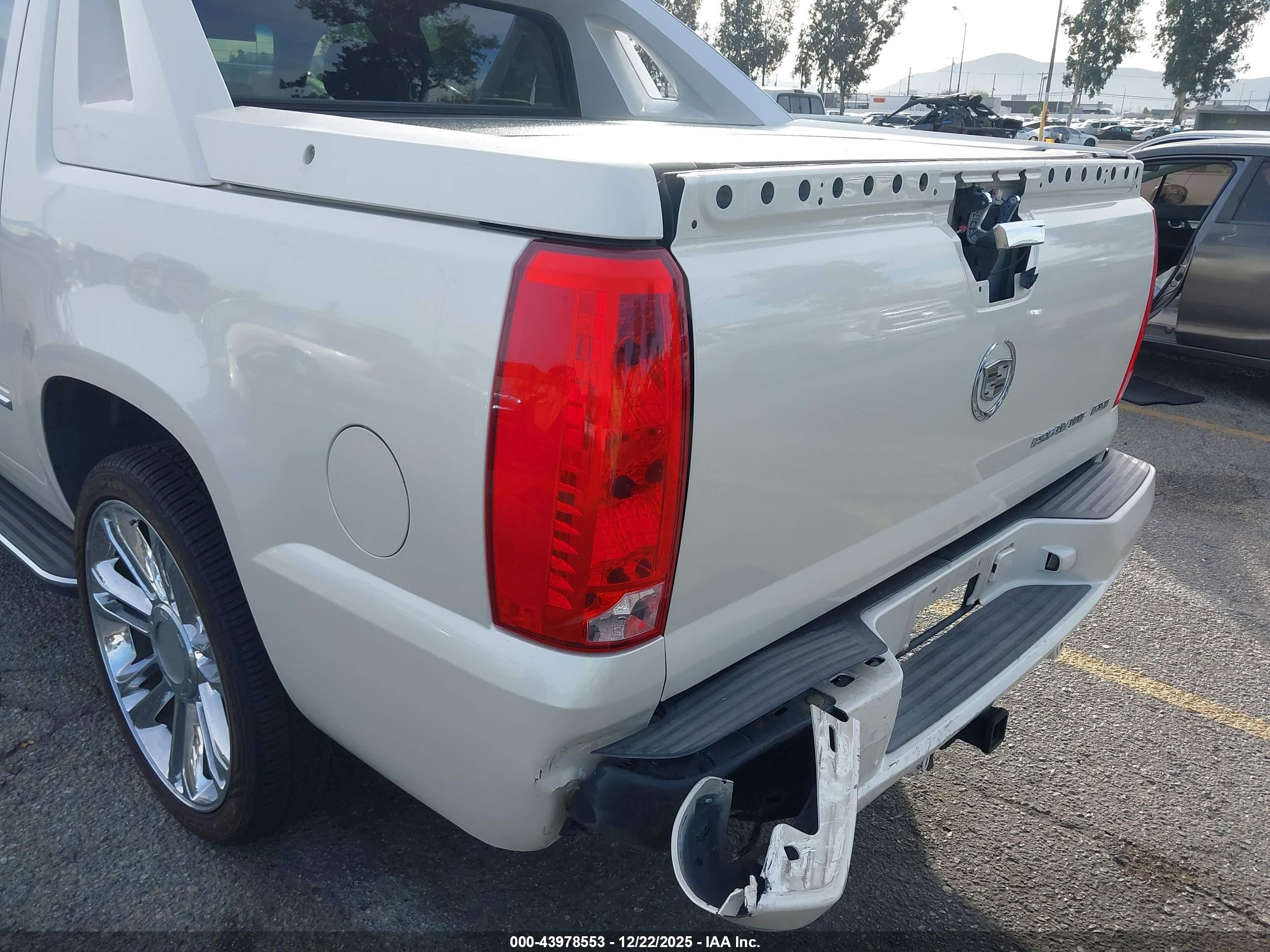 CADILLAC ESCALADE image 6