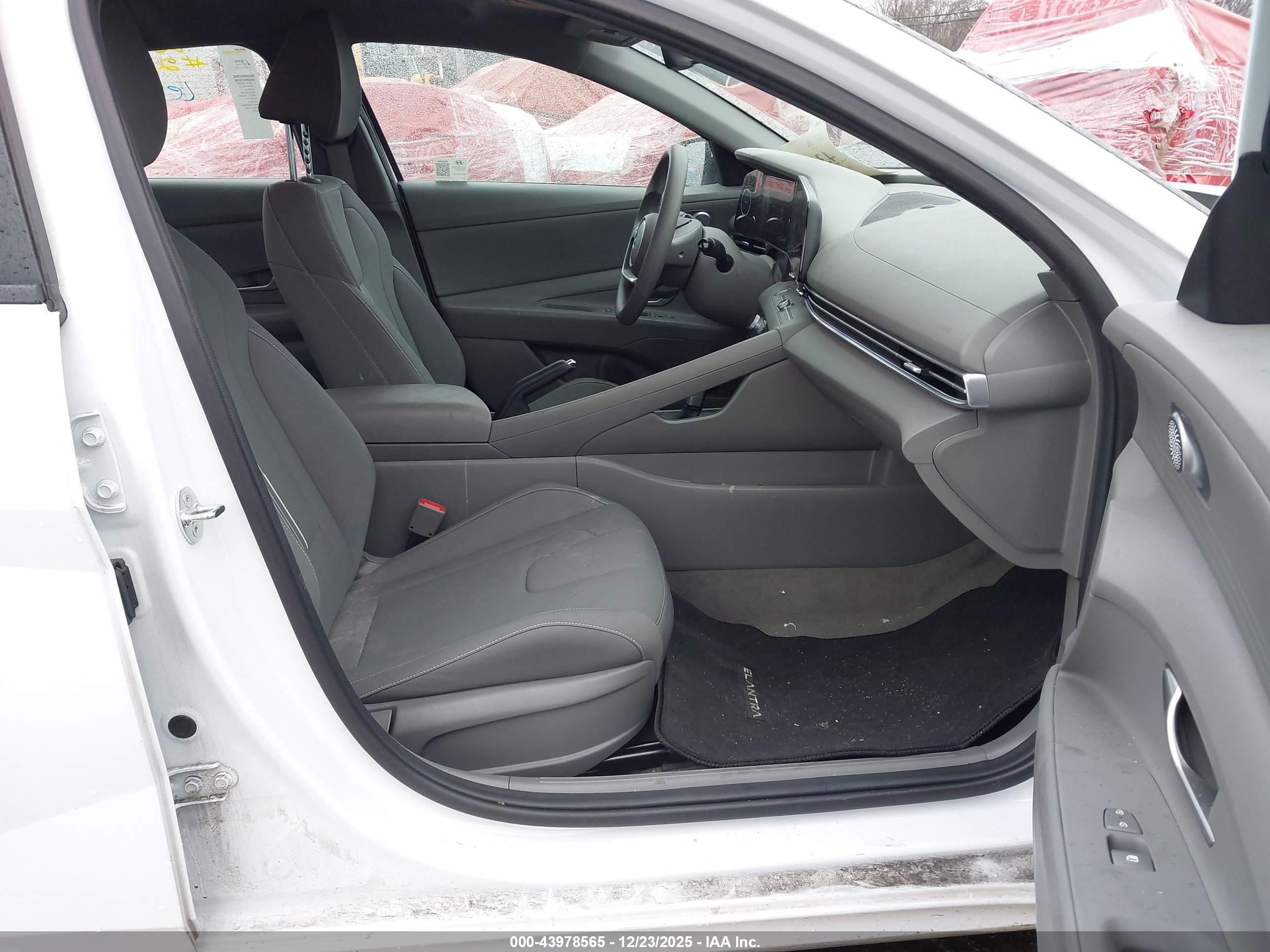 HYUNDAI ELANTRA image 5