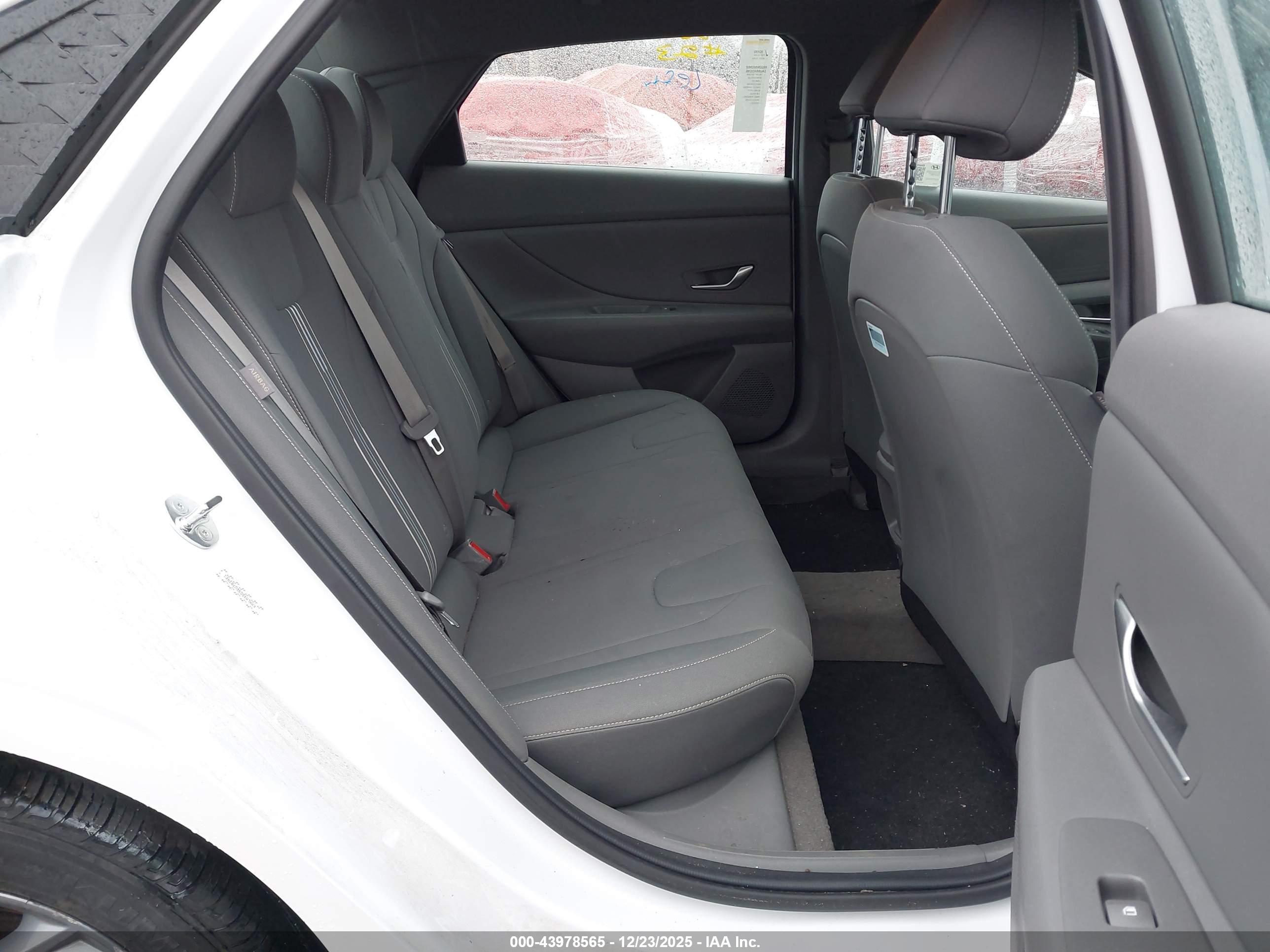 HYUNDAI ELANTRA image 8