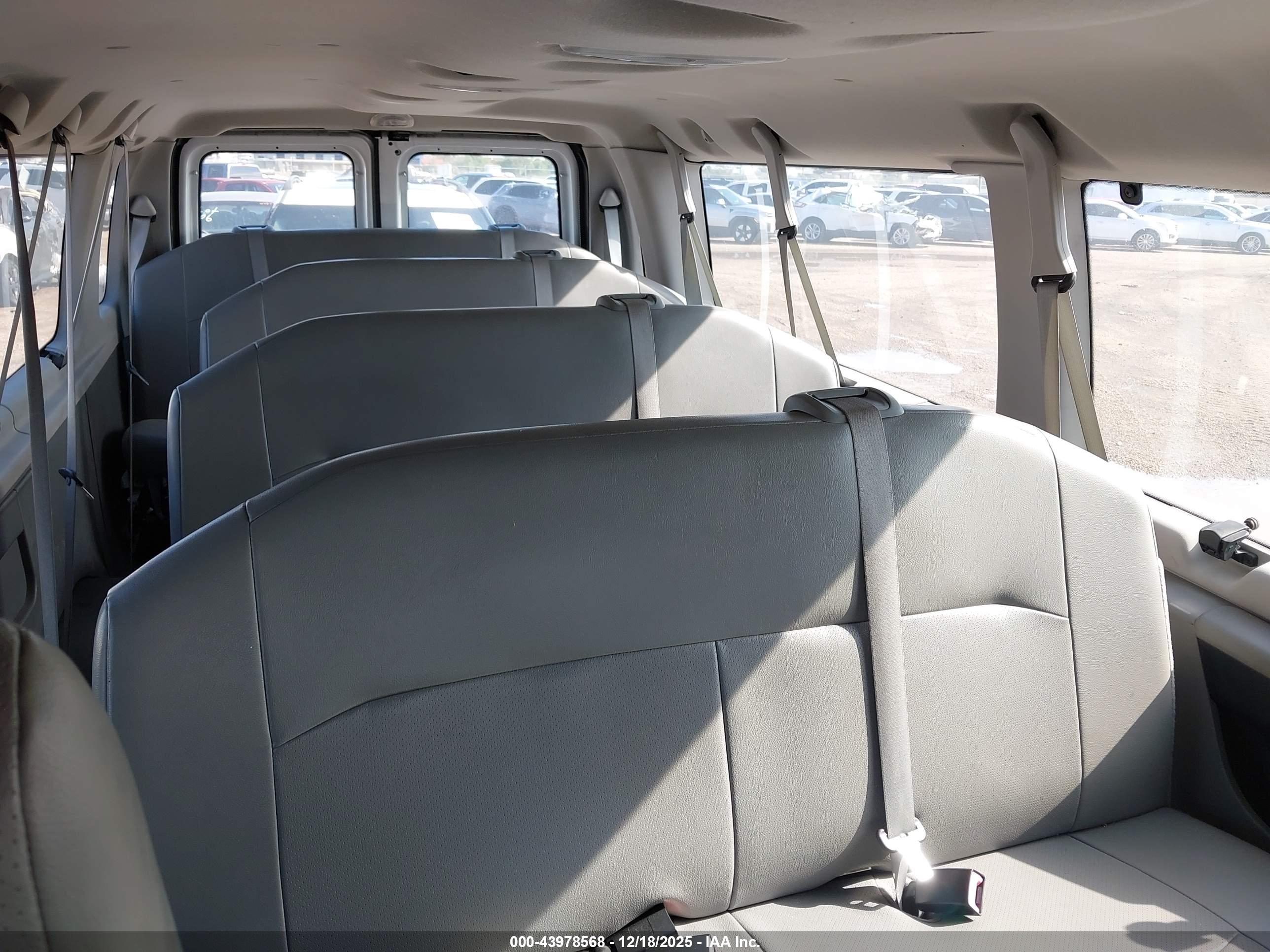 FORD E-350 image 8