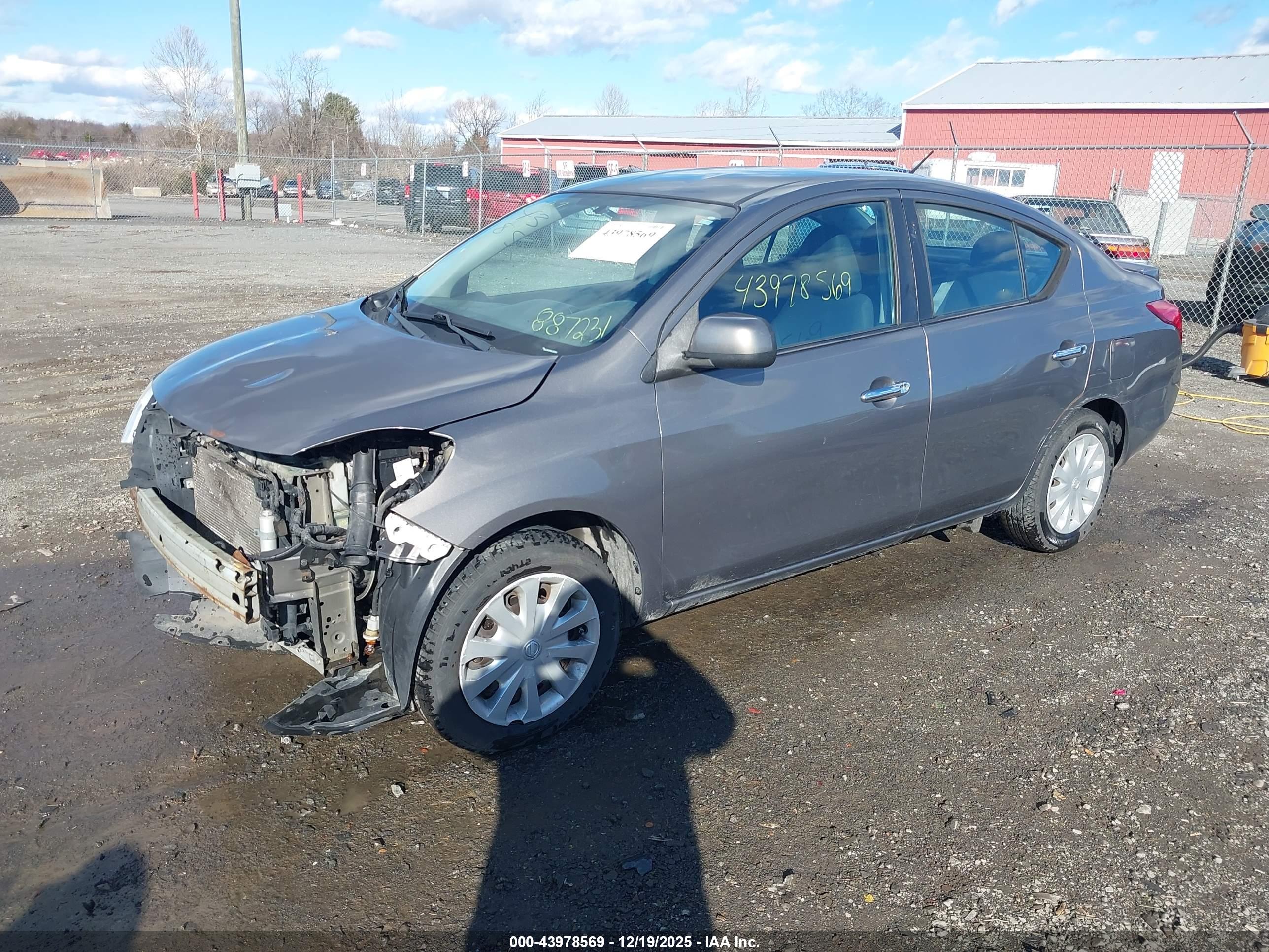 NISSAN VERSA image 2