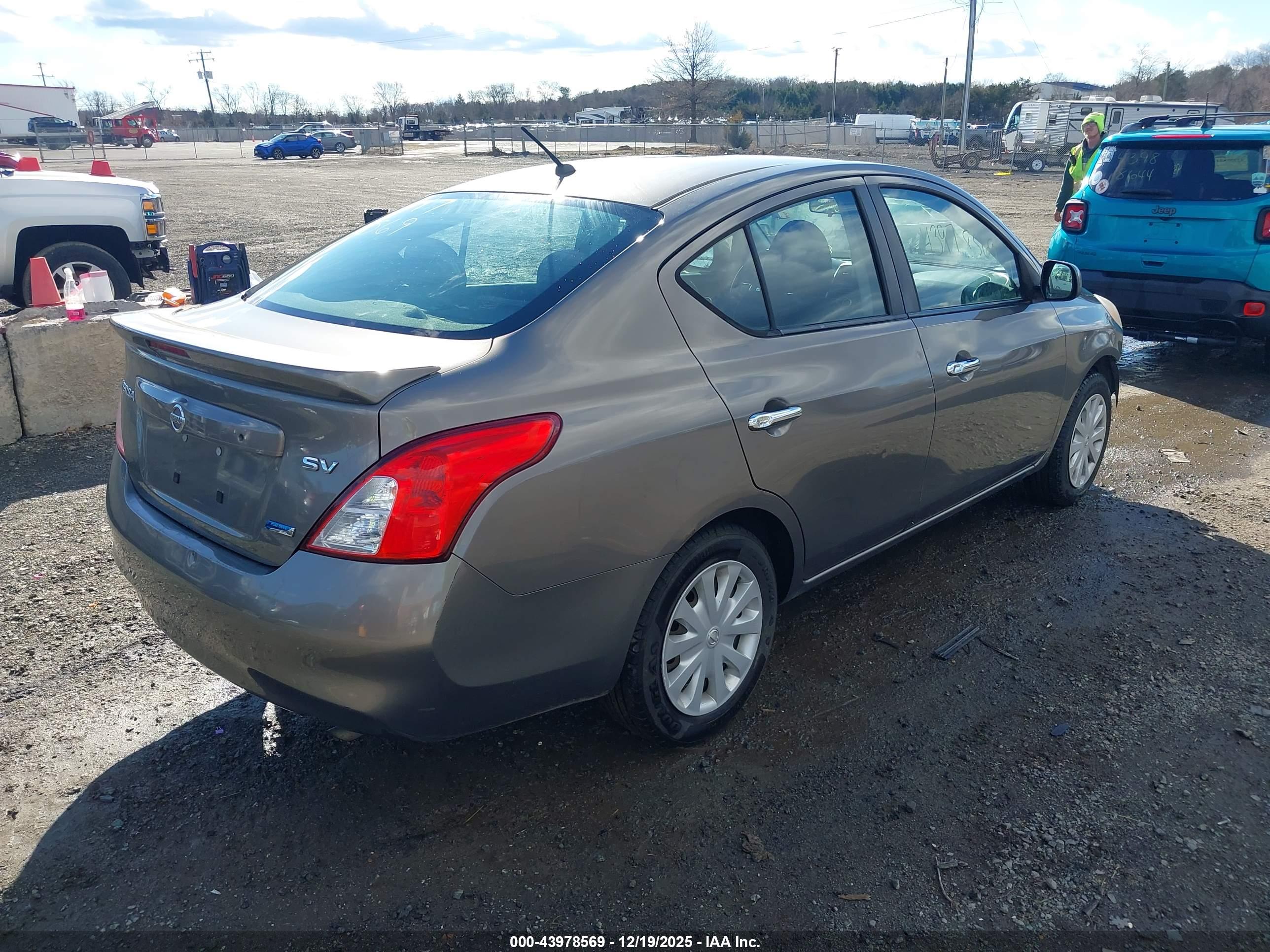 NISSAN VERSA image 4