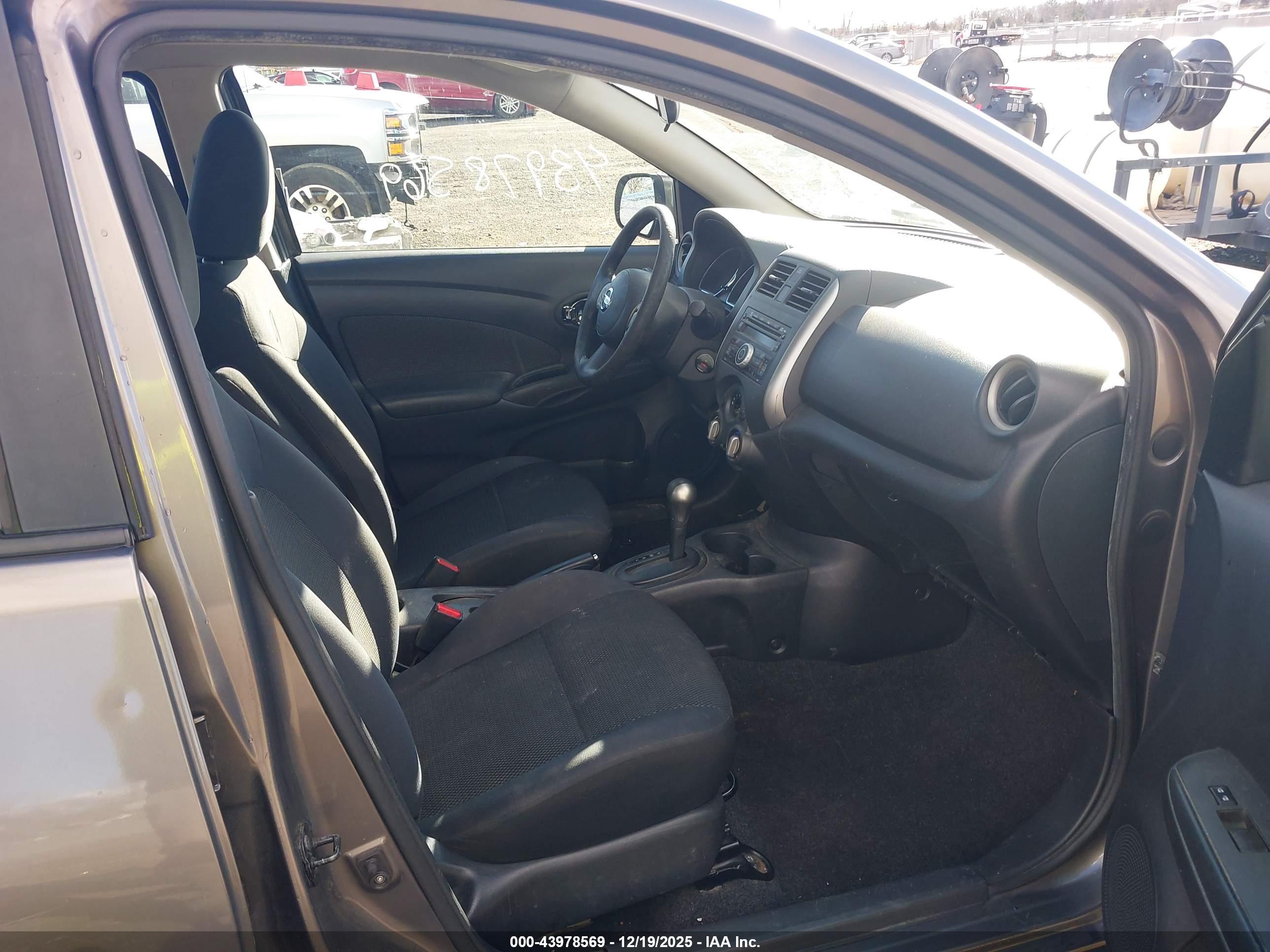 NISSAN VERSA image 5