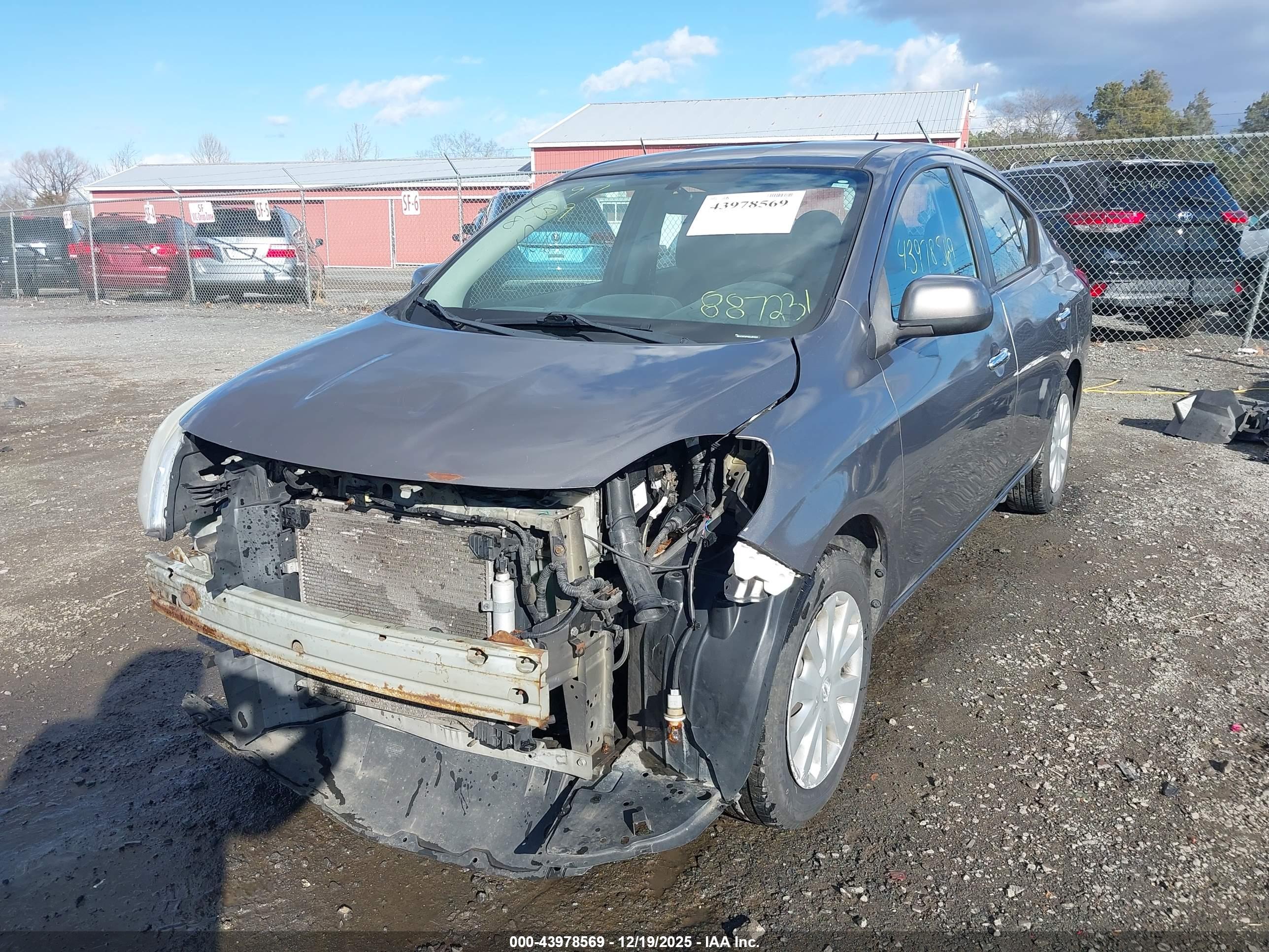 NISSAN VERSA image 6