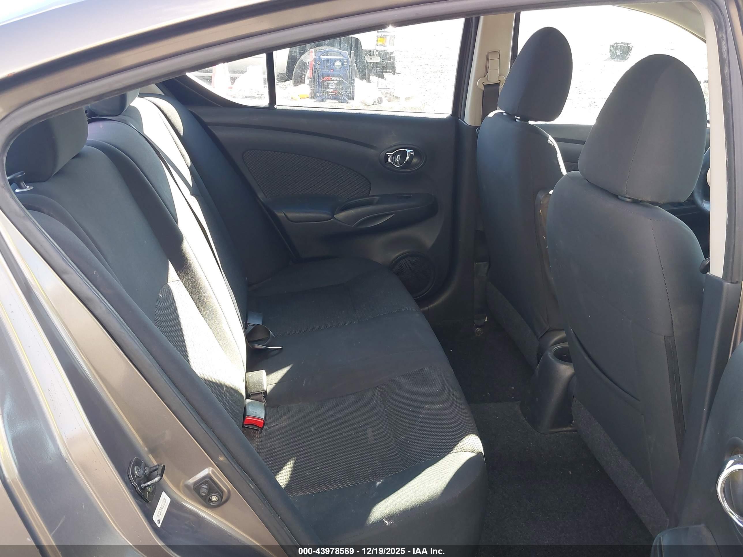 NISSAN VERSA image 8