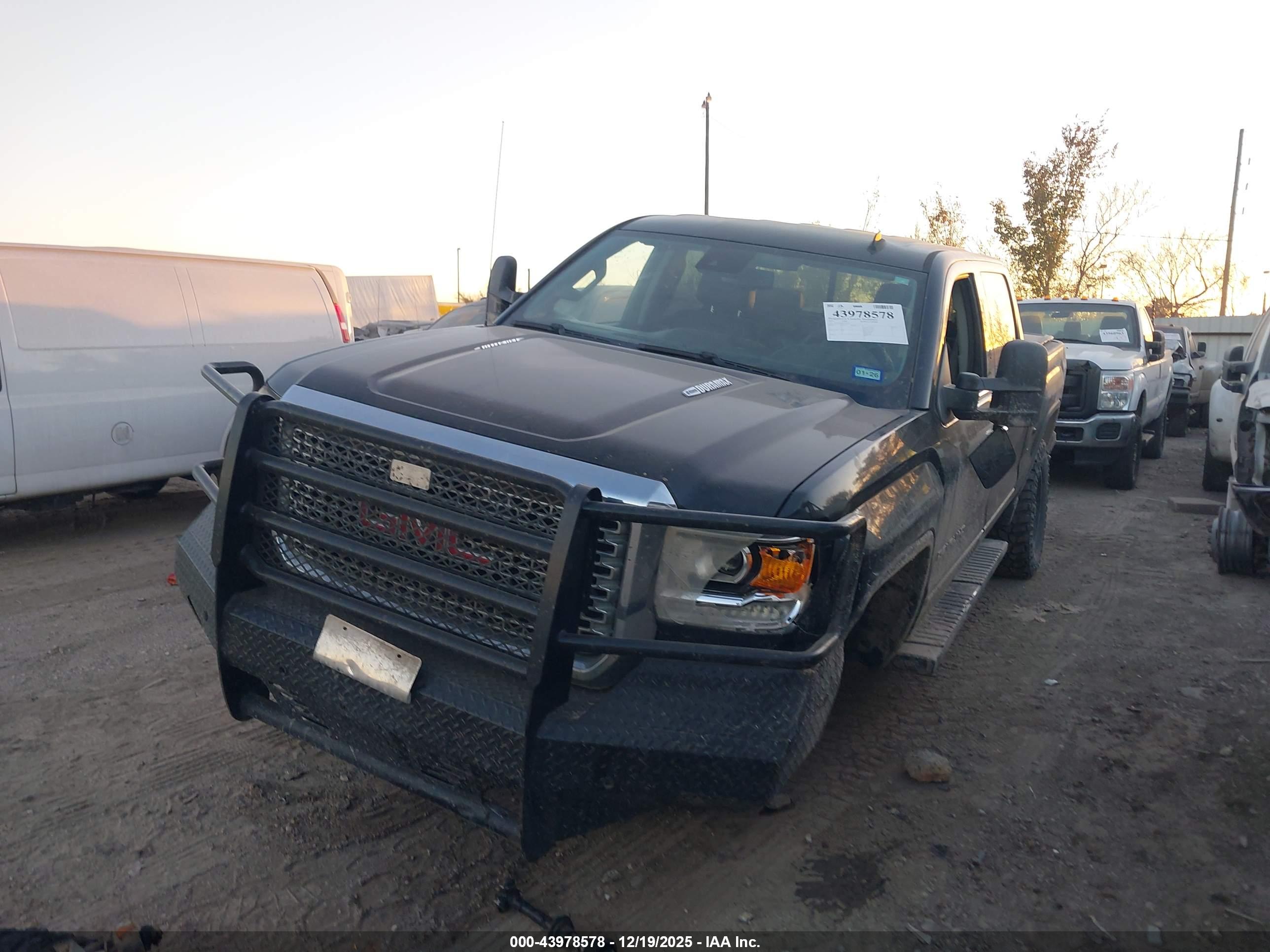 GMC SIERRA image 2