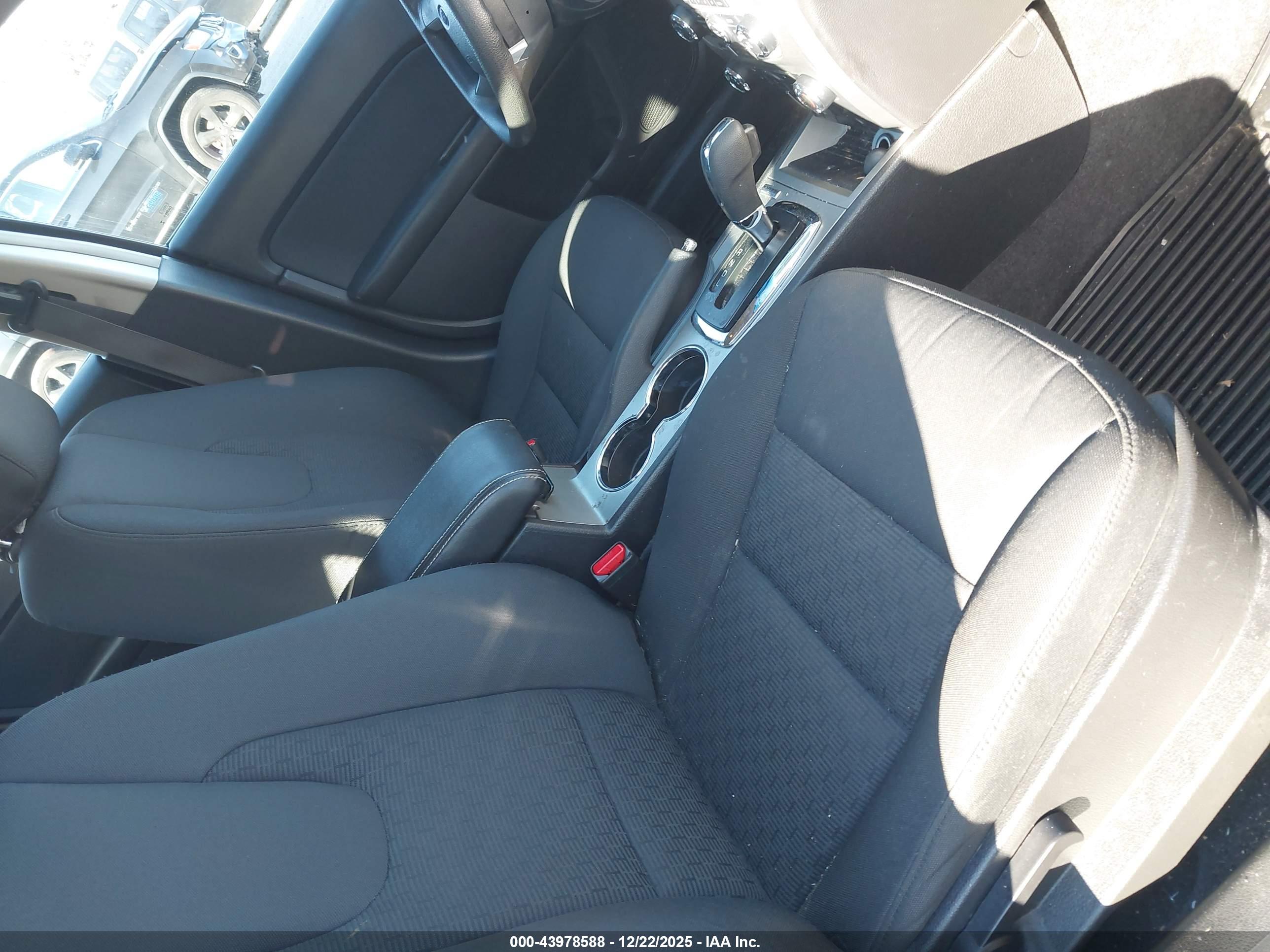 FORD FUSION image 5