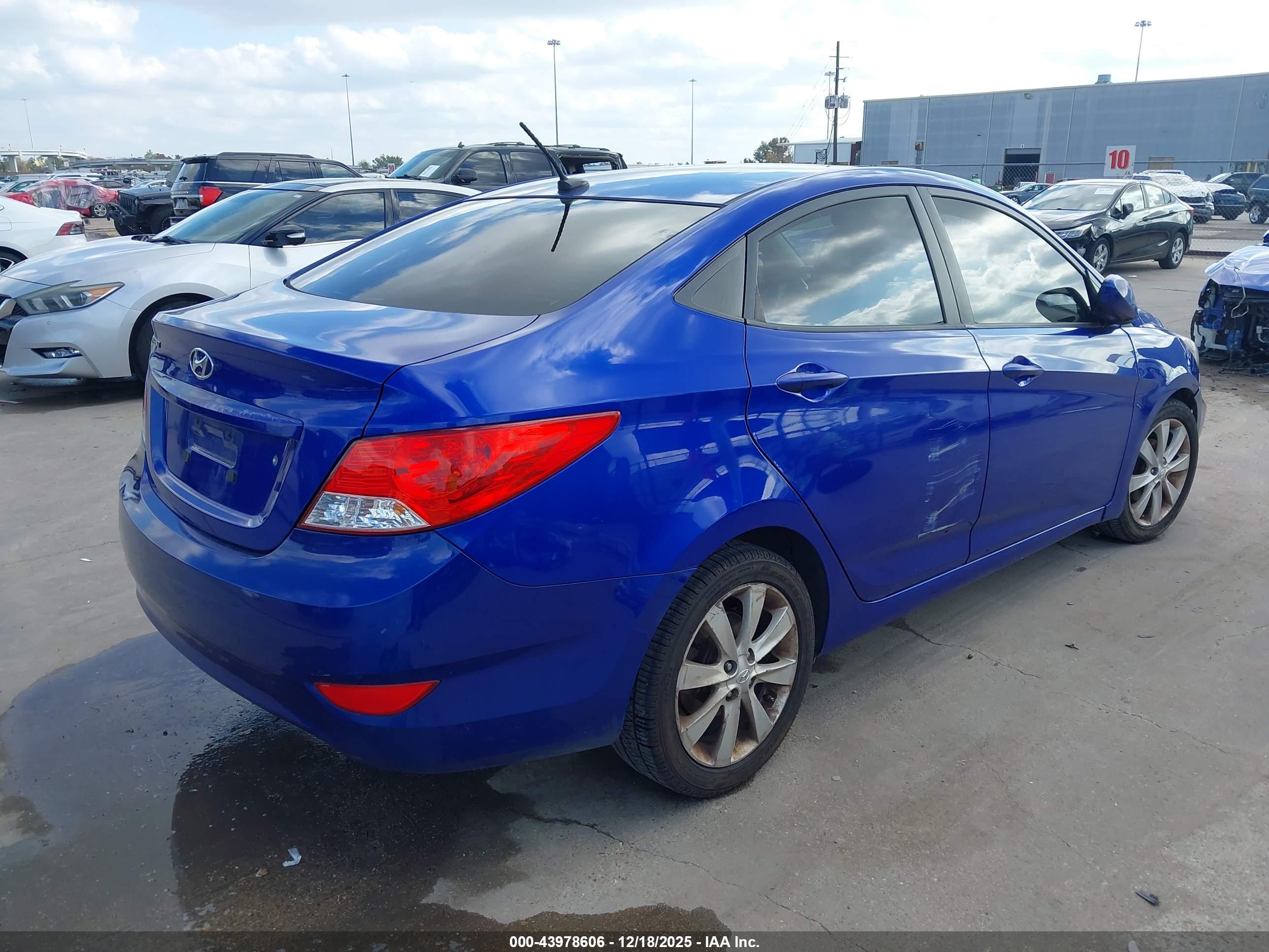 HYUNDAI ACCENT image 4