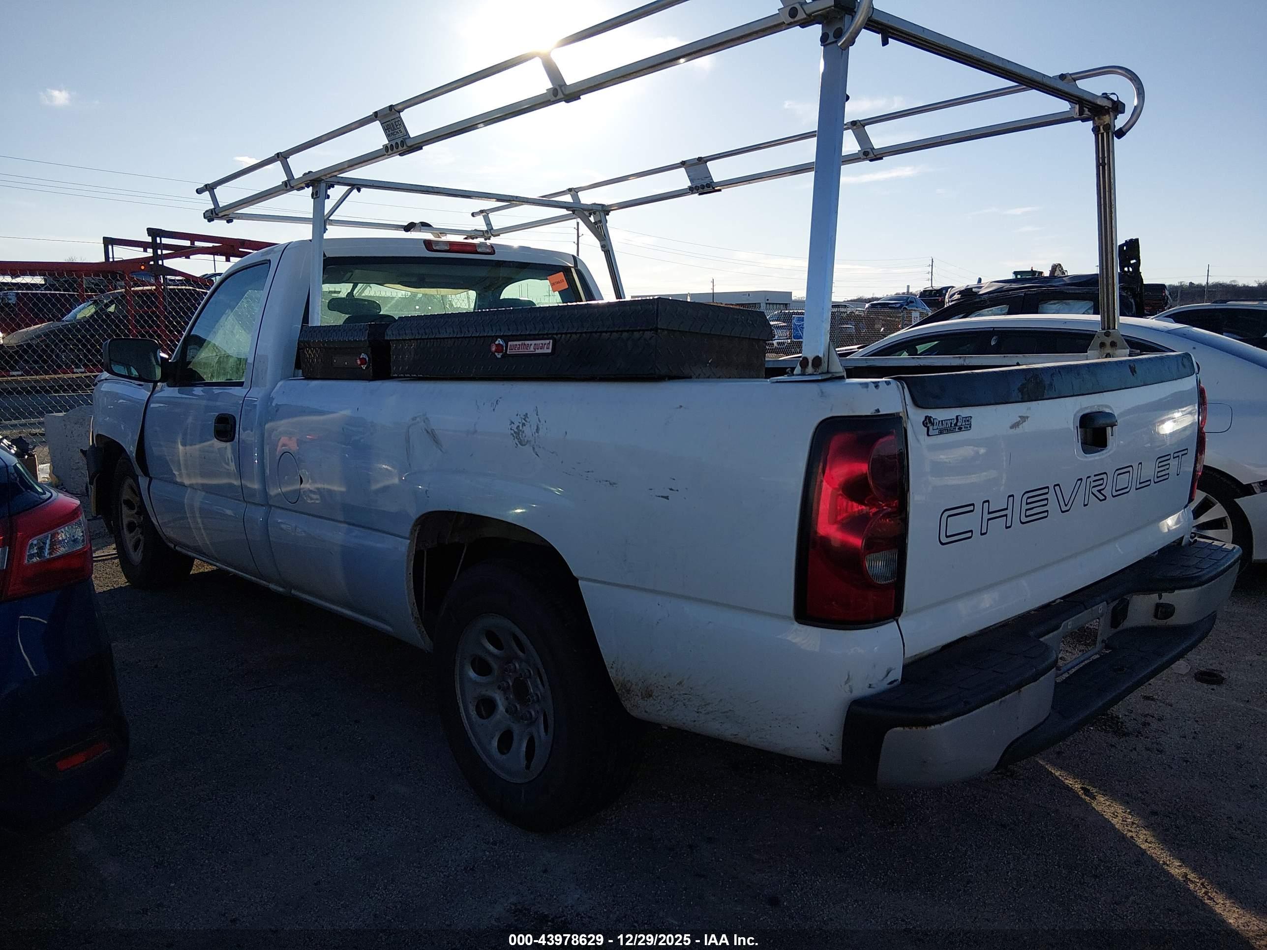 CHEVROLET SILVERADO image 3