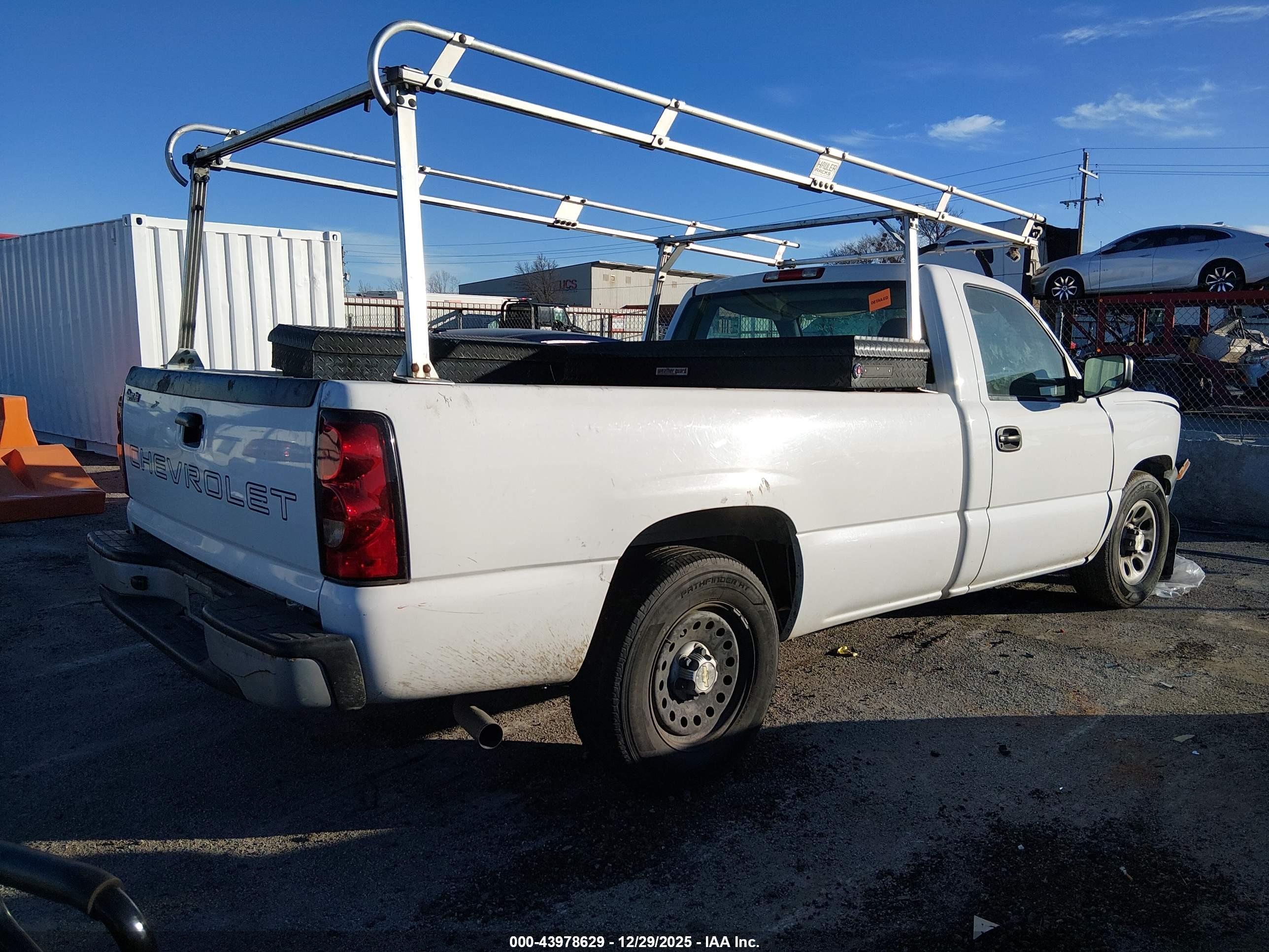 CHEVROLET SILVERADO image 4