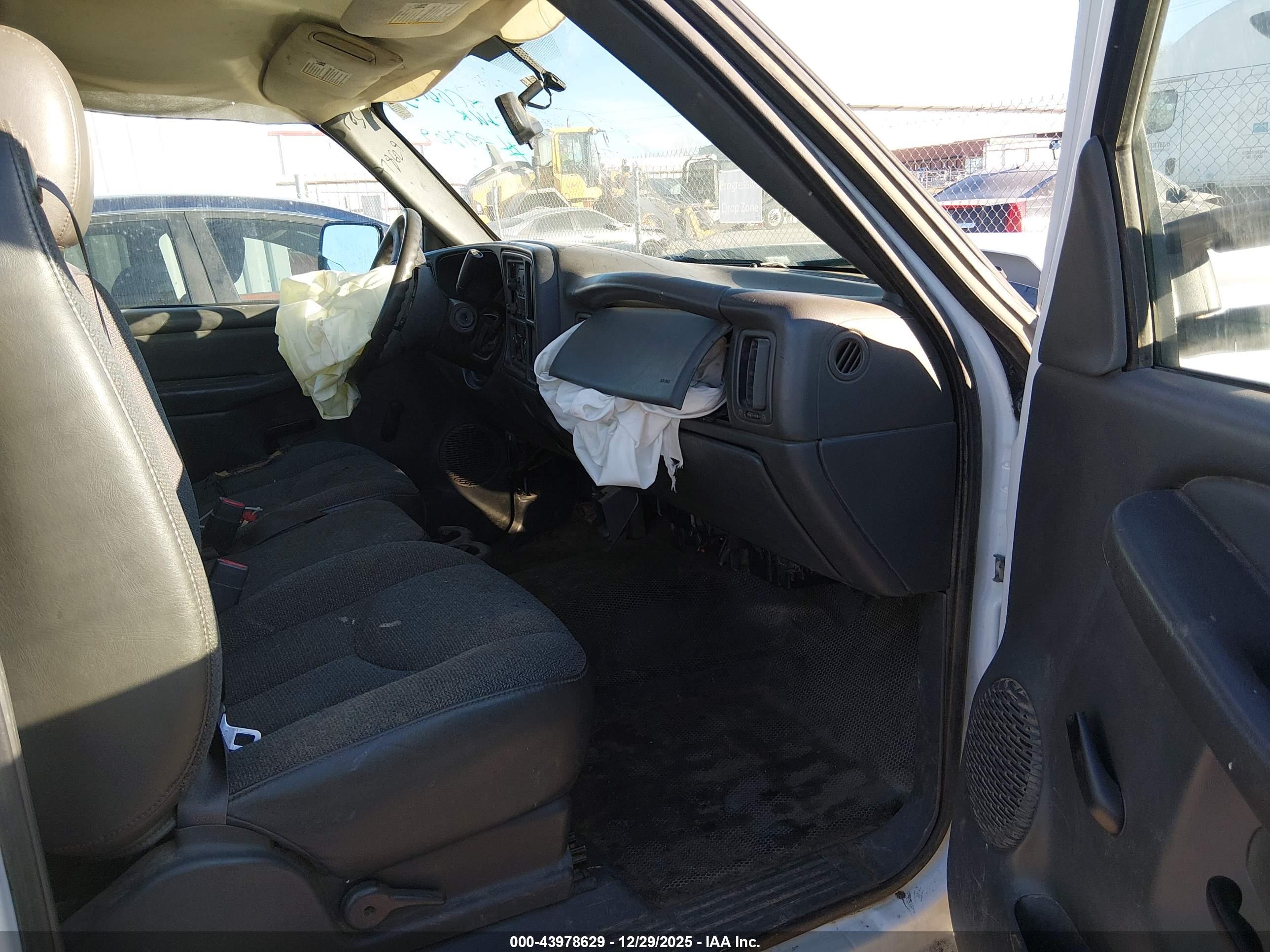 CHEVROLET SILVERADO image 5