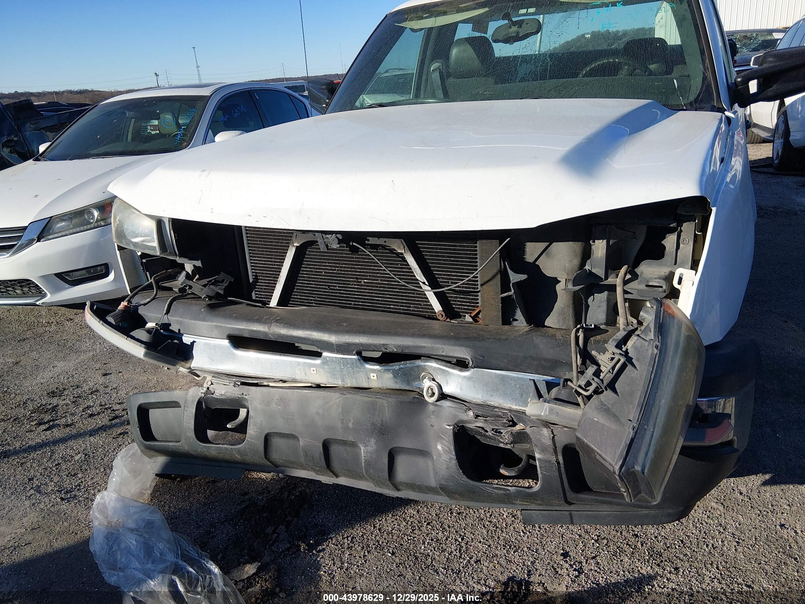 CHEVROLET SILVERADO image 6