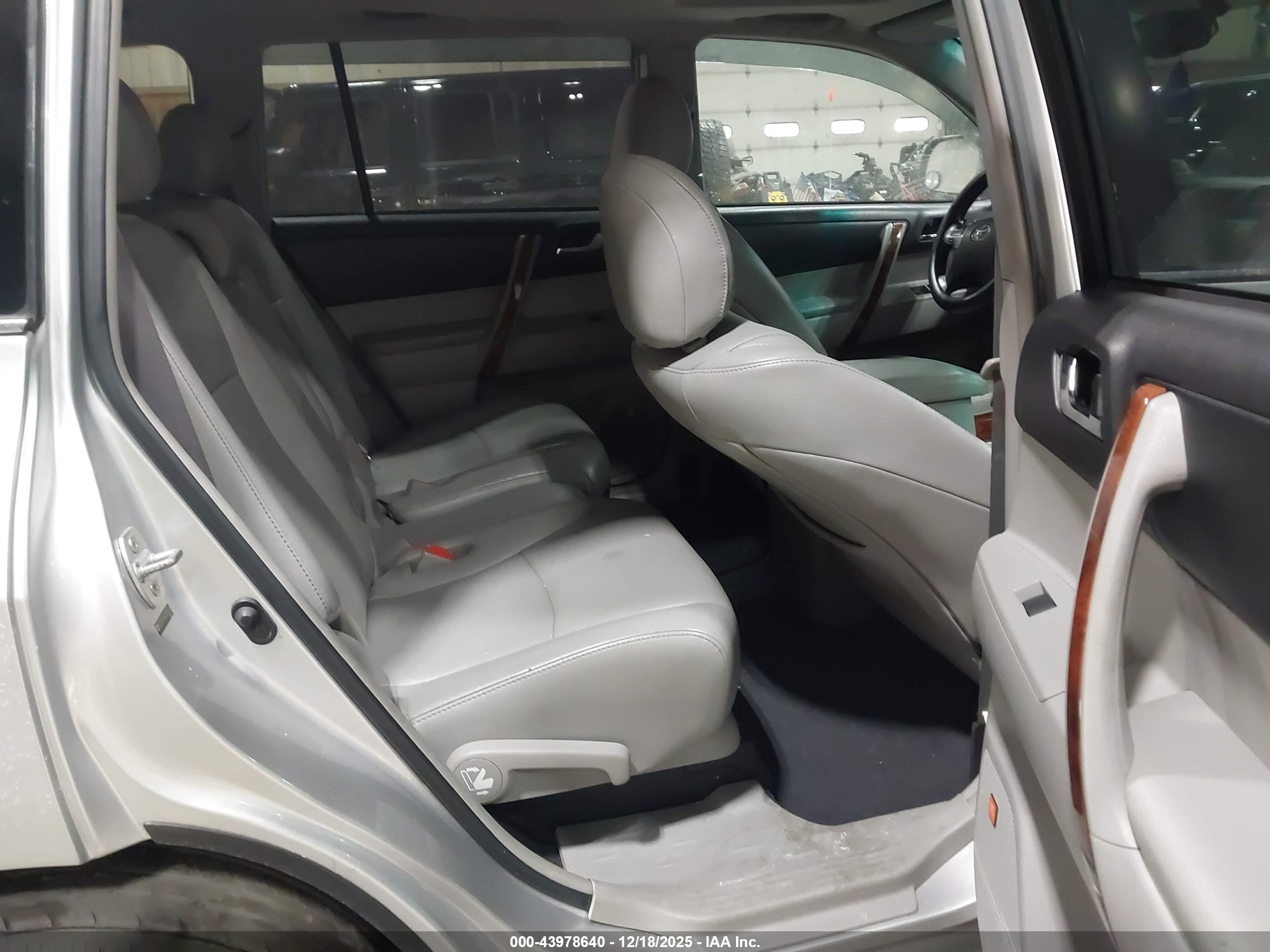TOYOTA HIGHLANDER image 8