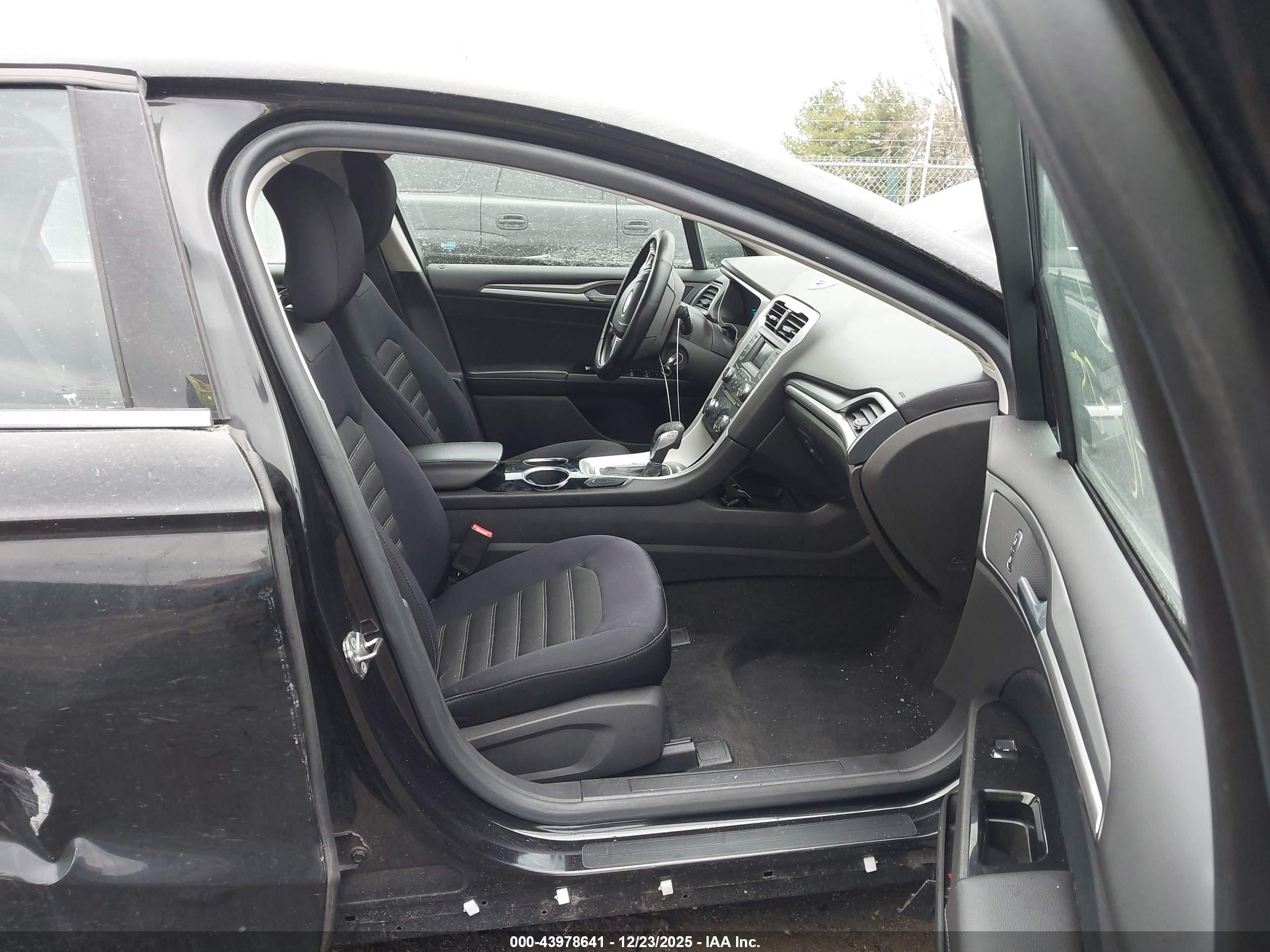 FORD FUSION image 5
