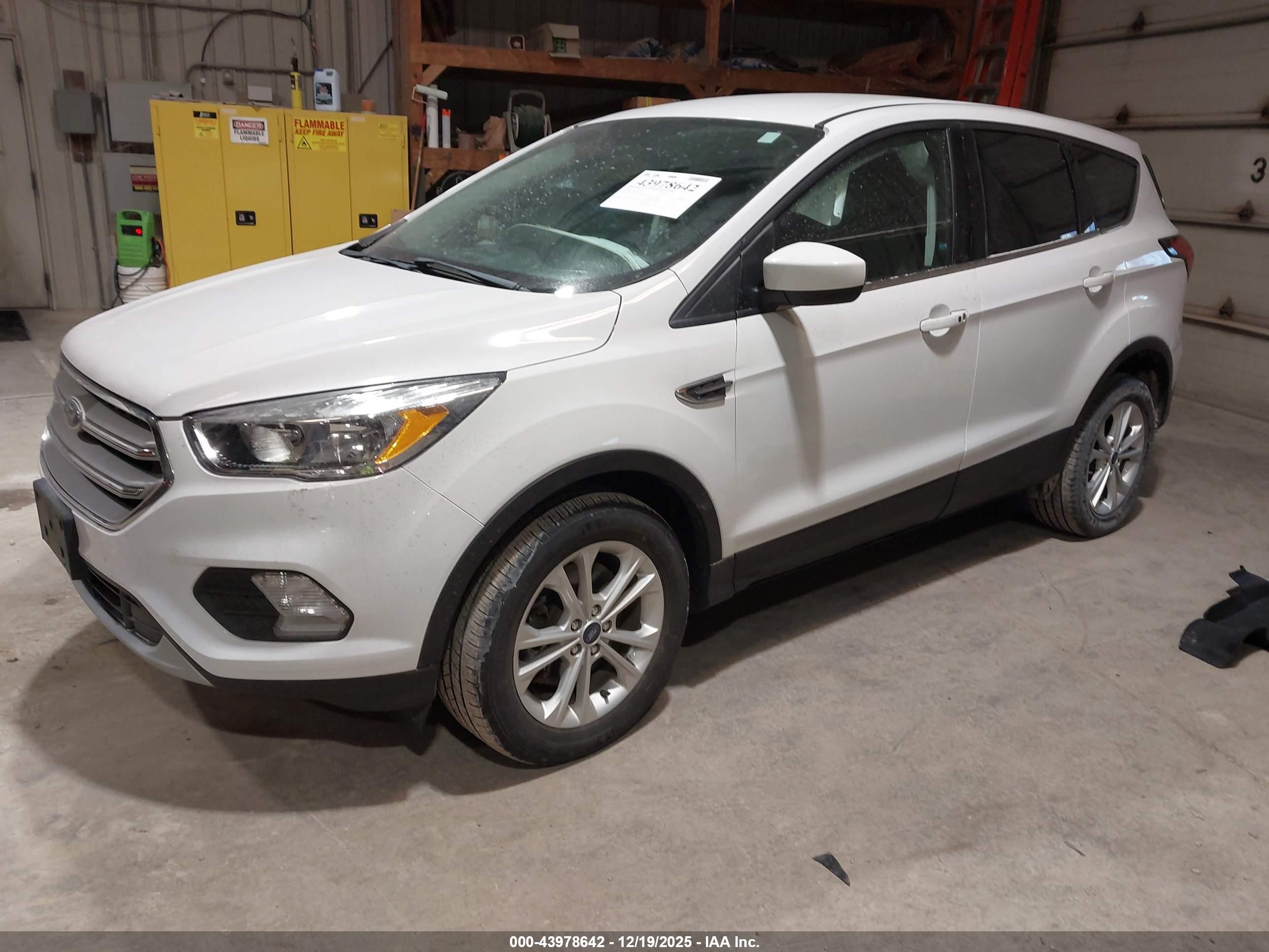 FORD ESCAPE image 2