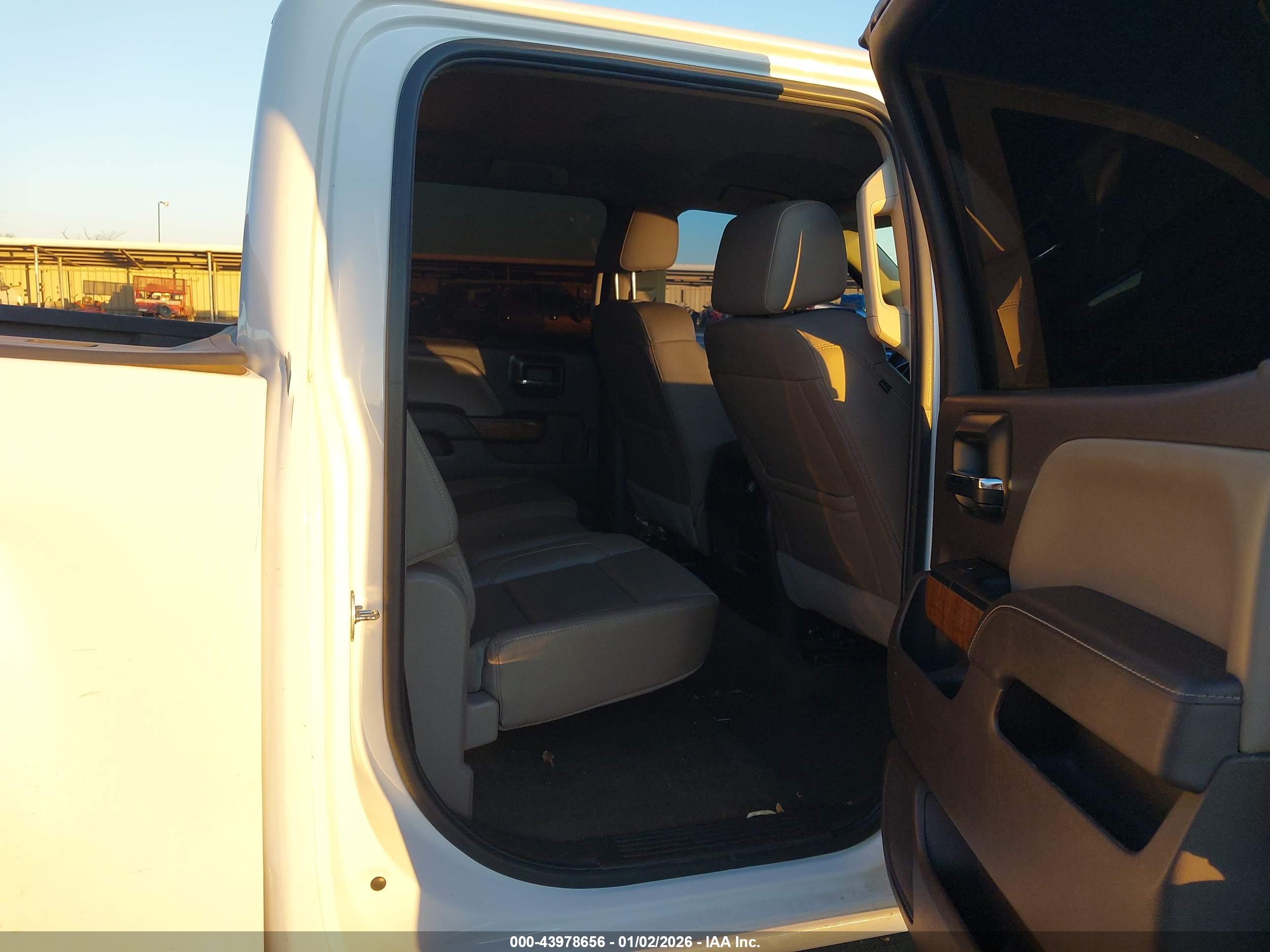 GMC SIERRA image 8