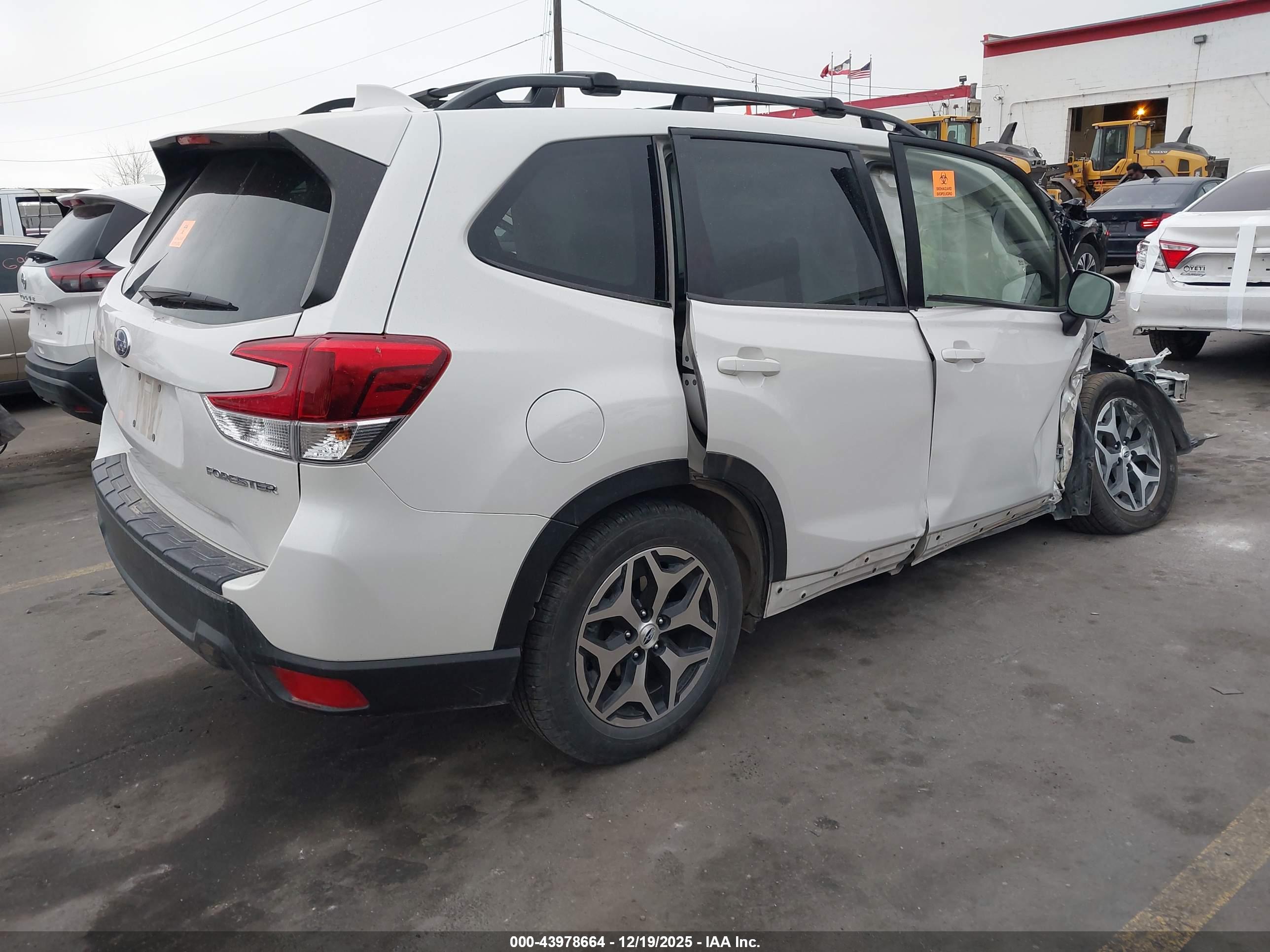 SUBARU FORESTER image 4