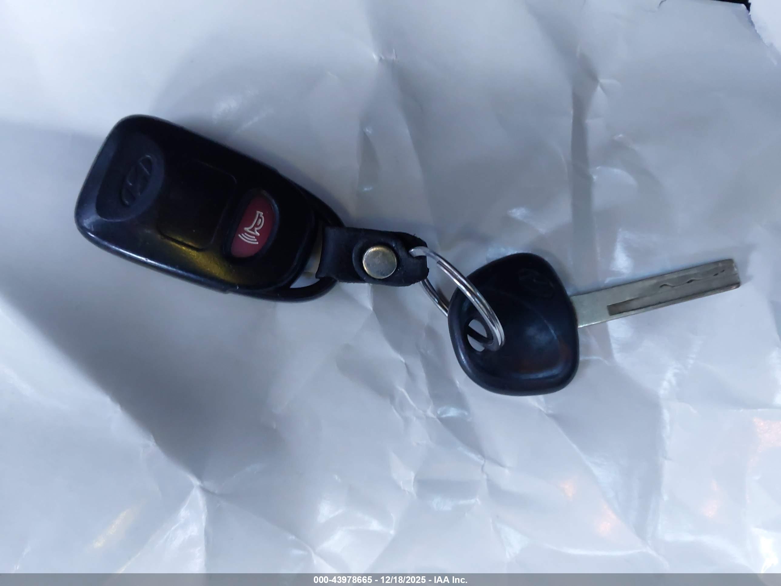 HYUNDAI VELOSTER image 11