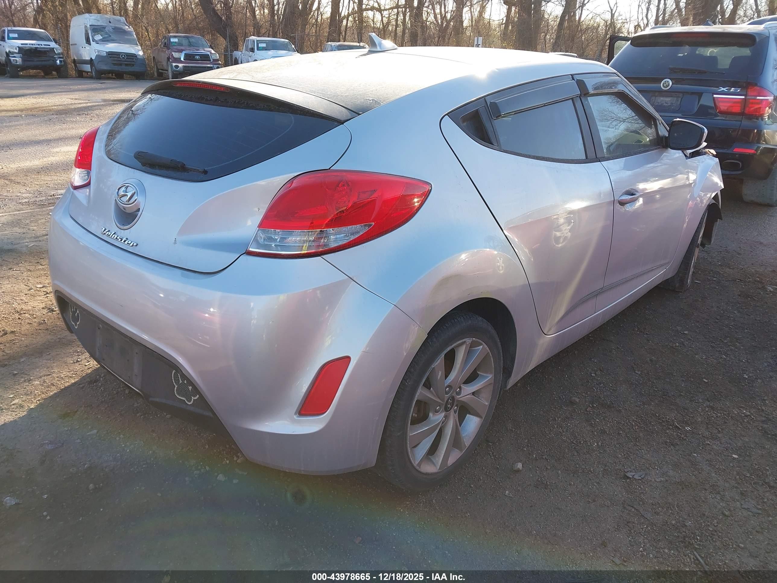 HYUNDAI VELOSTER image 4