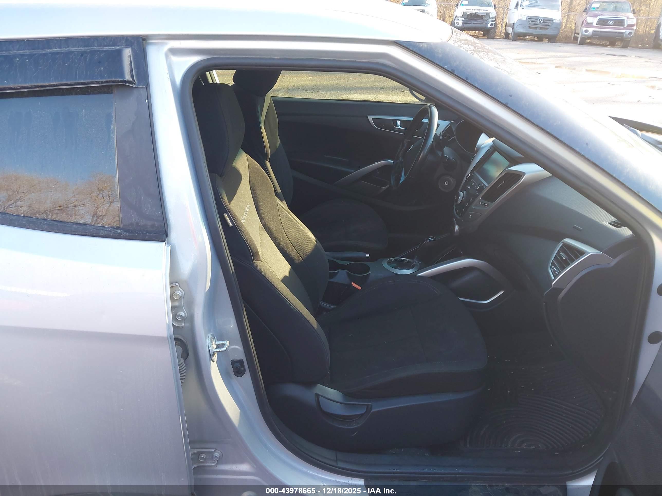 HYUNDAI VELOSTER image 5
