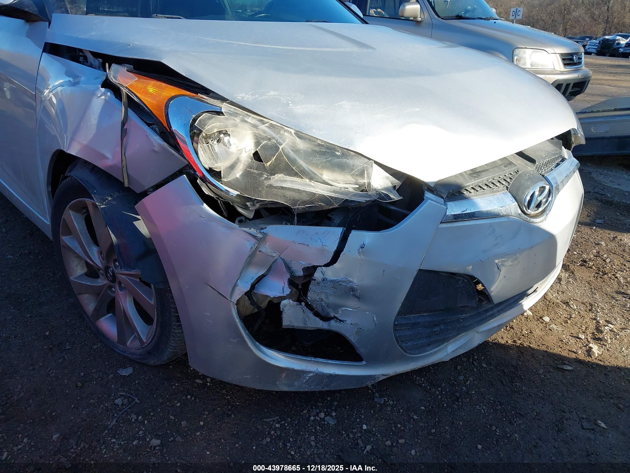 HYUNDAI VELOSTER image 6