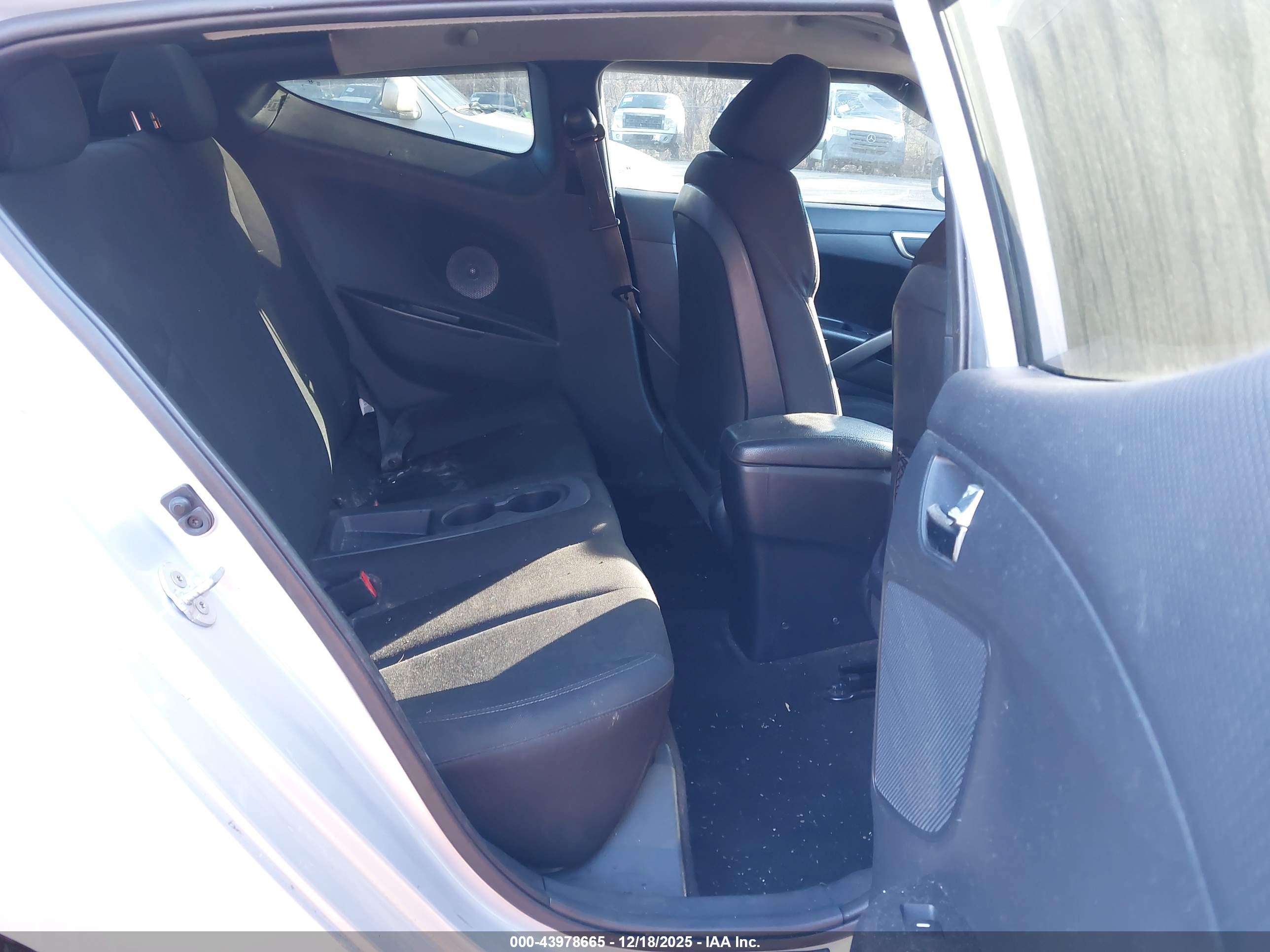 HYUNDAI VELOSTER image 8