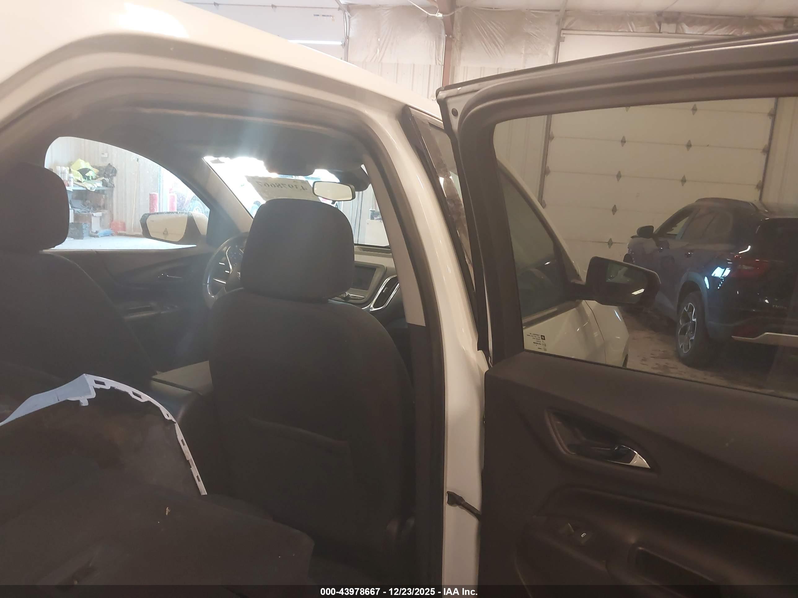 CHEVROLET EQUINOX image 8