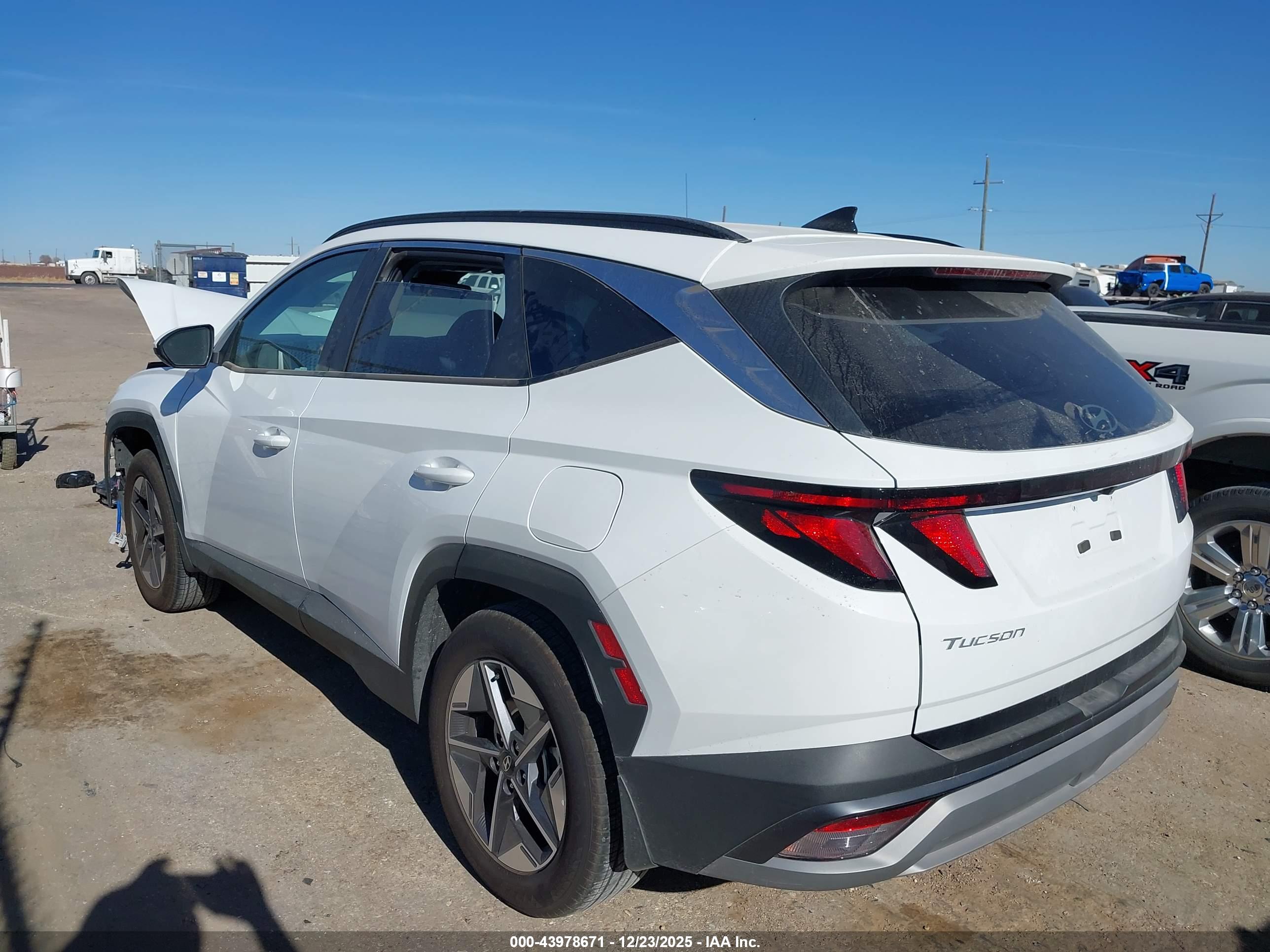 HYUNDAI TUCSON image 3
