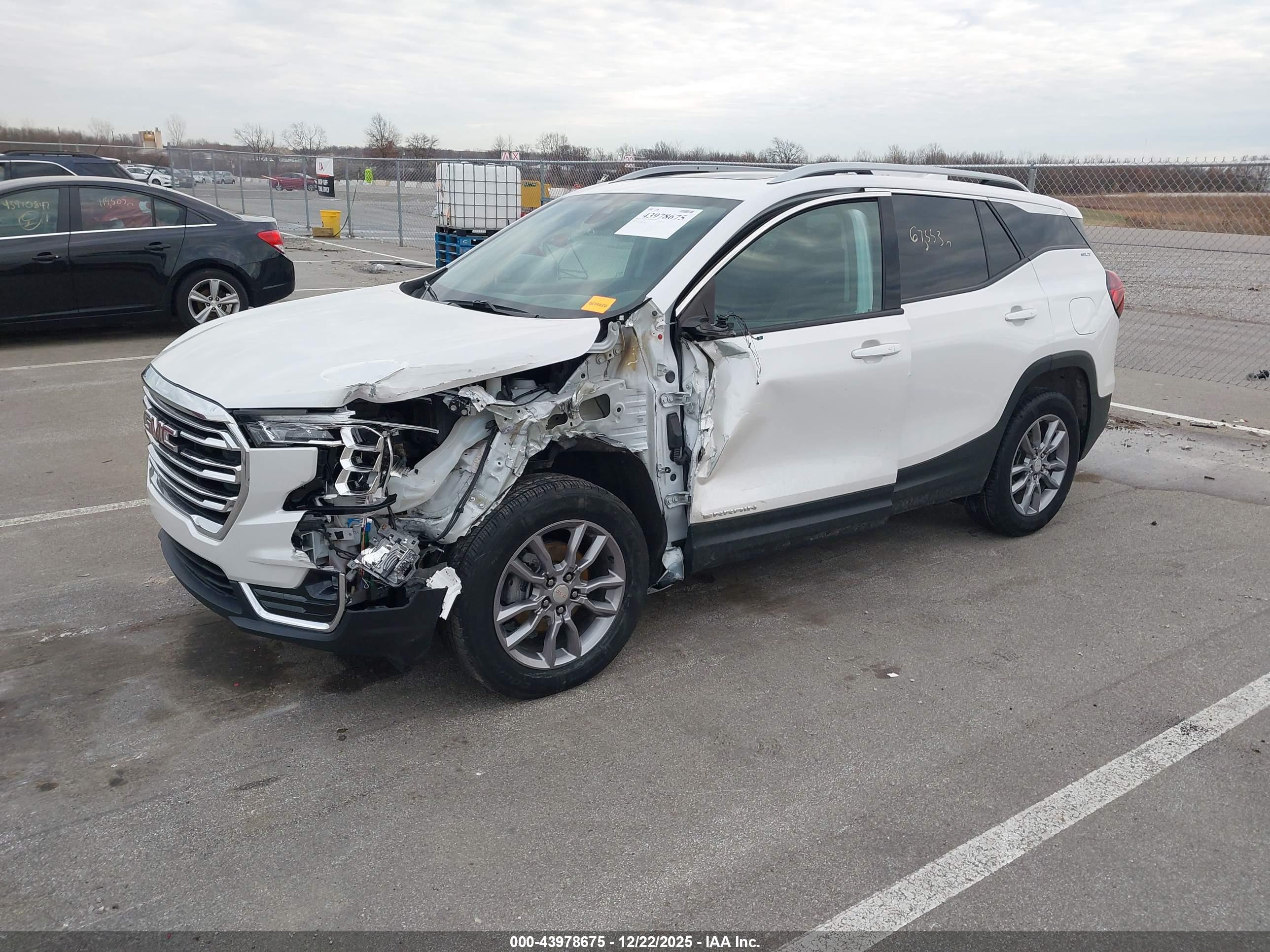GMC TERRAIN image 2