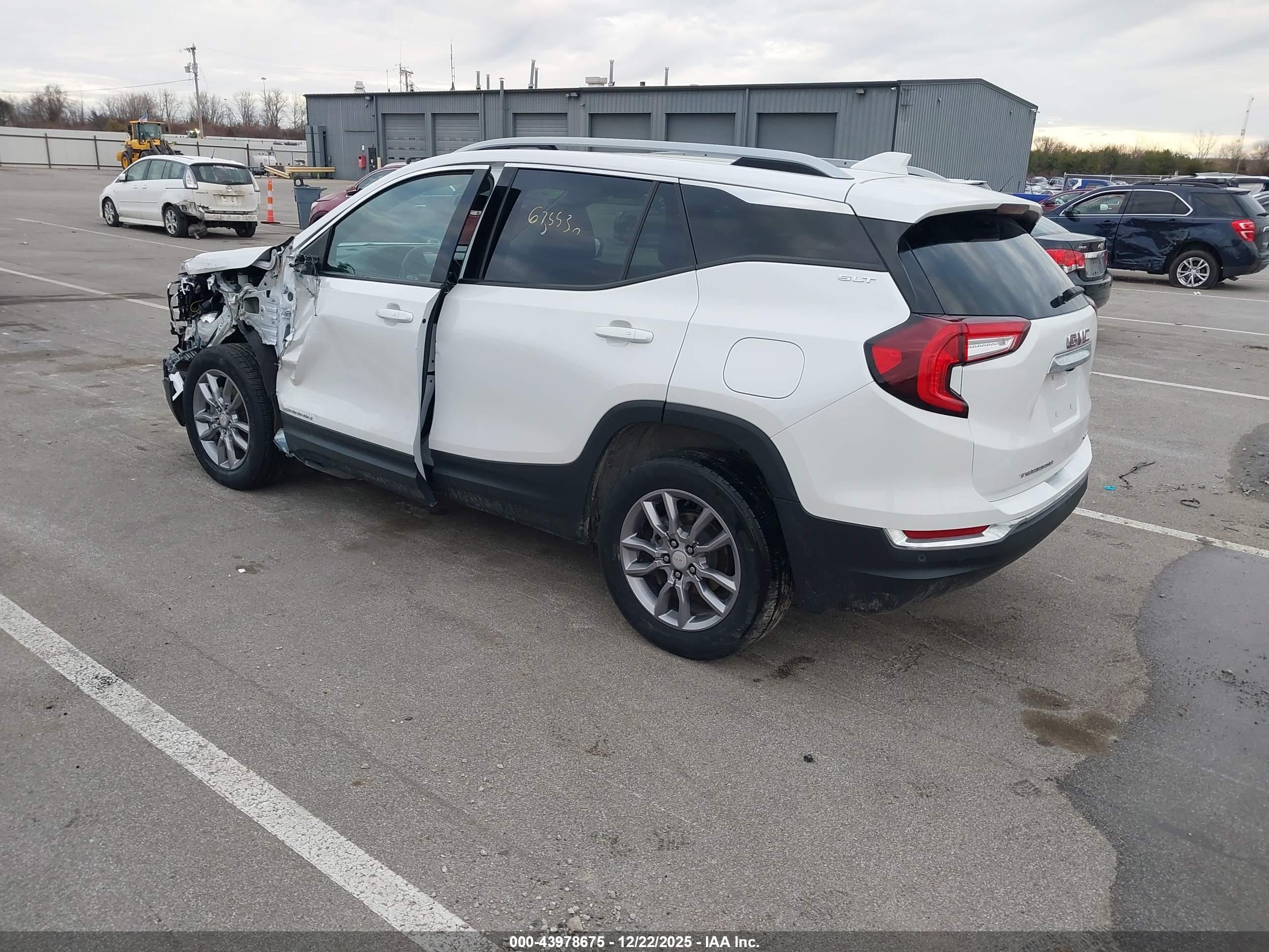 GMC TERRAIN image 3