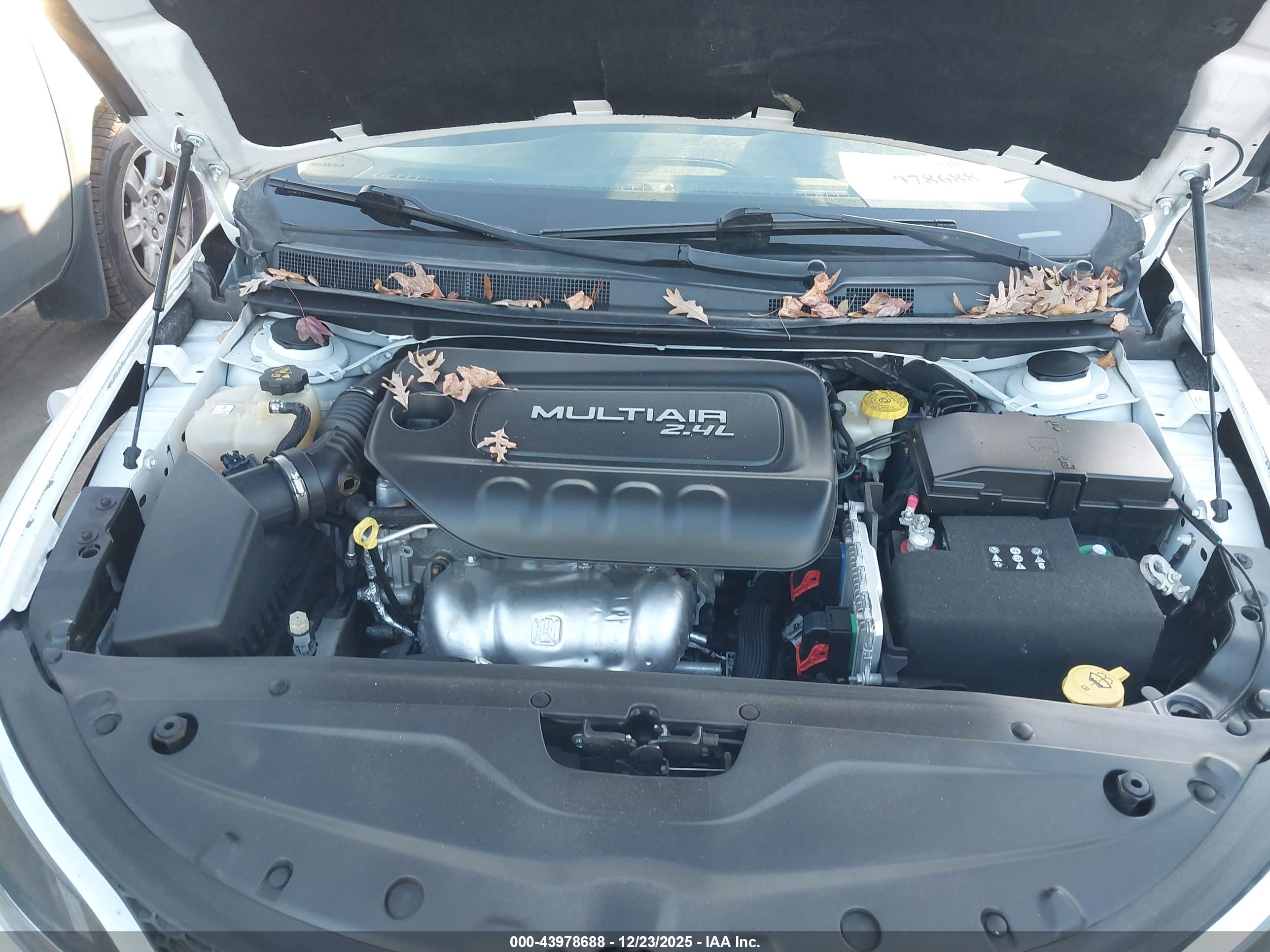 CHRYSLER 200 image 10
